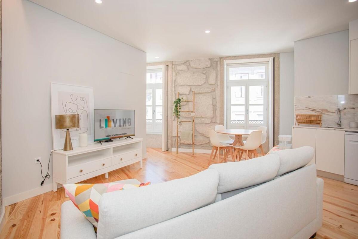 Liiiving In - Aliados Stone Apartment *