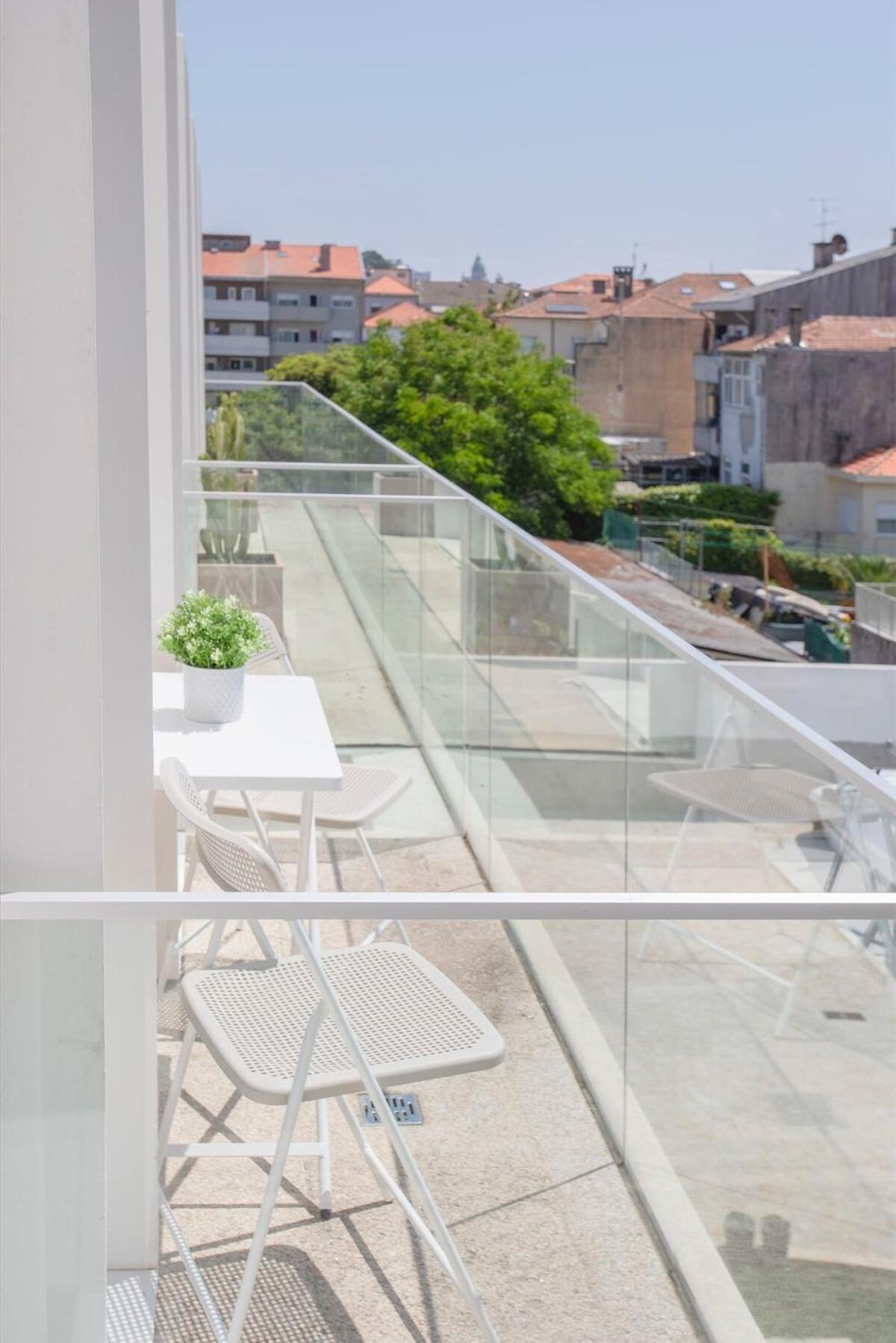 Liiiving In - Crystal Palace Apartment *
