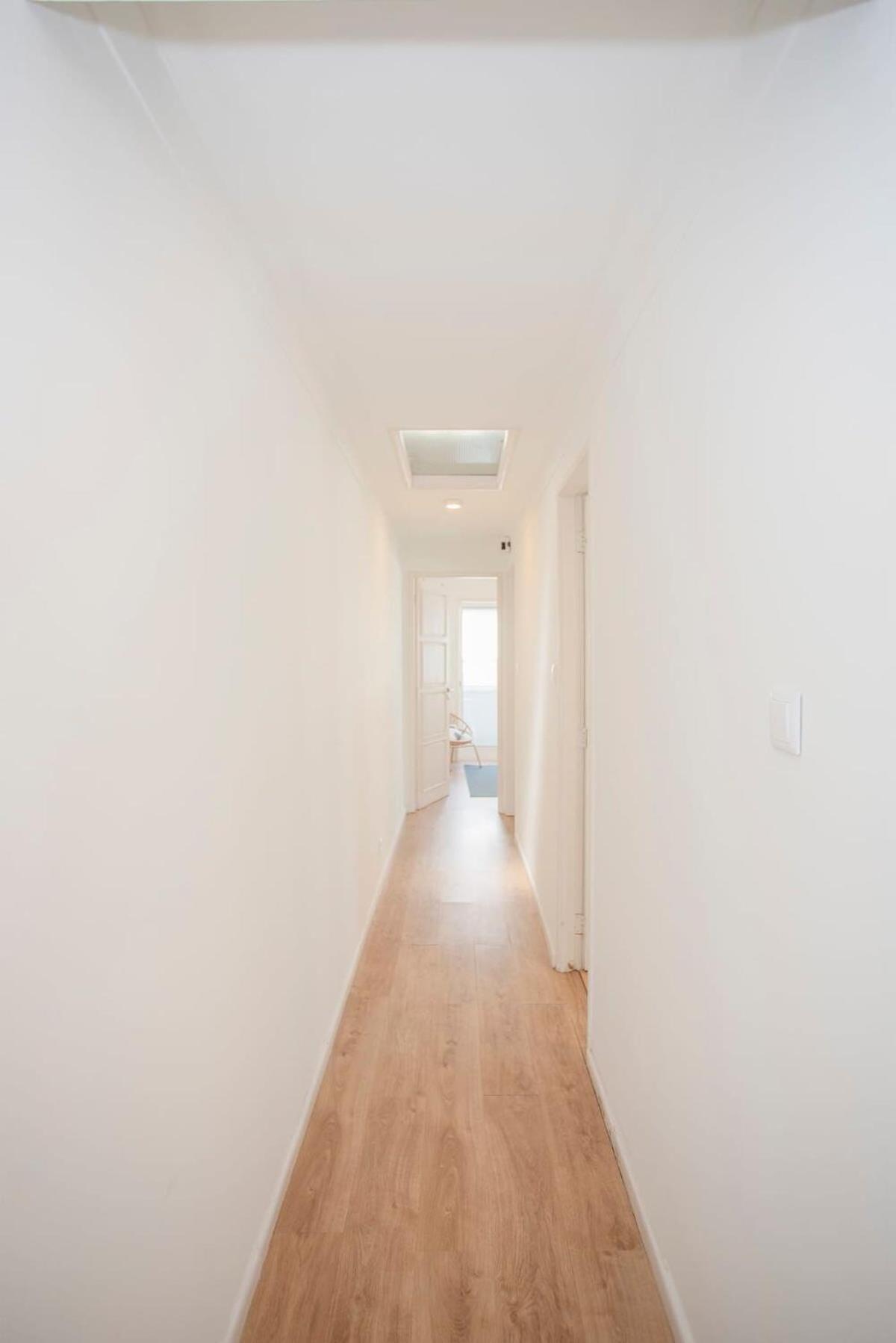 Liiiving In - Downtown Balcony Apartment