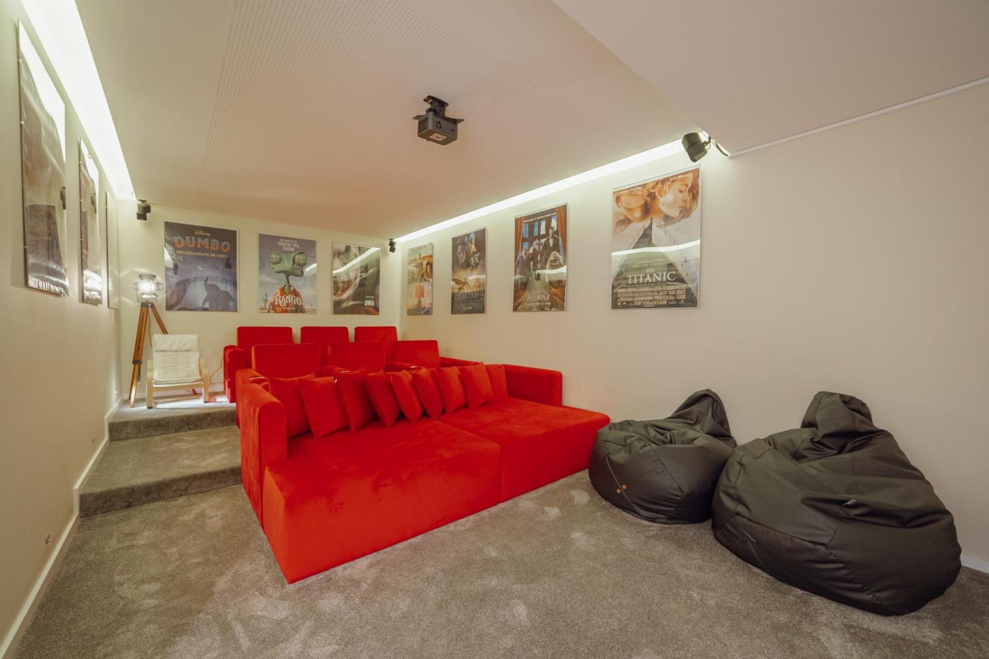 Pool & Cinema By Vacationy *