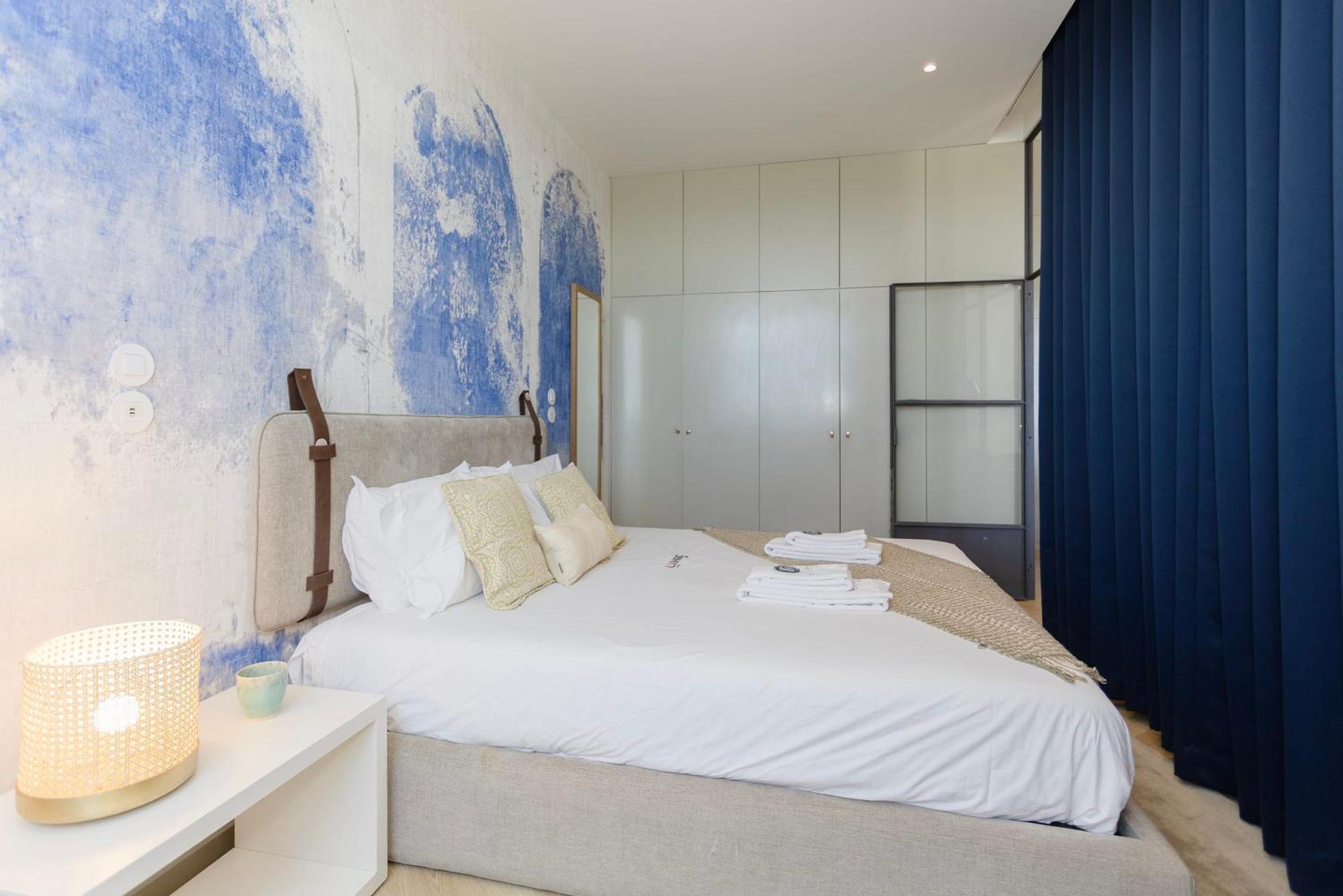 Liiiving In - Modern Coastline Apartment *