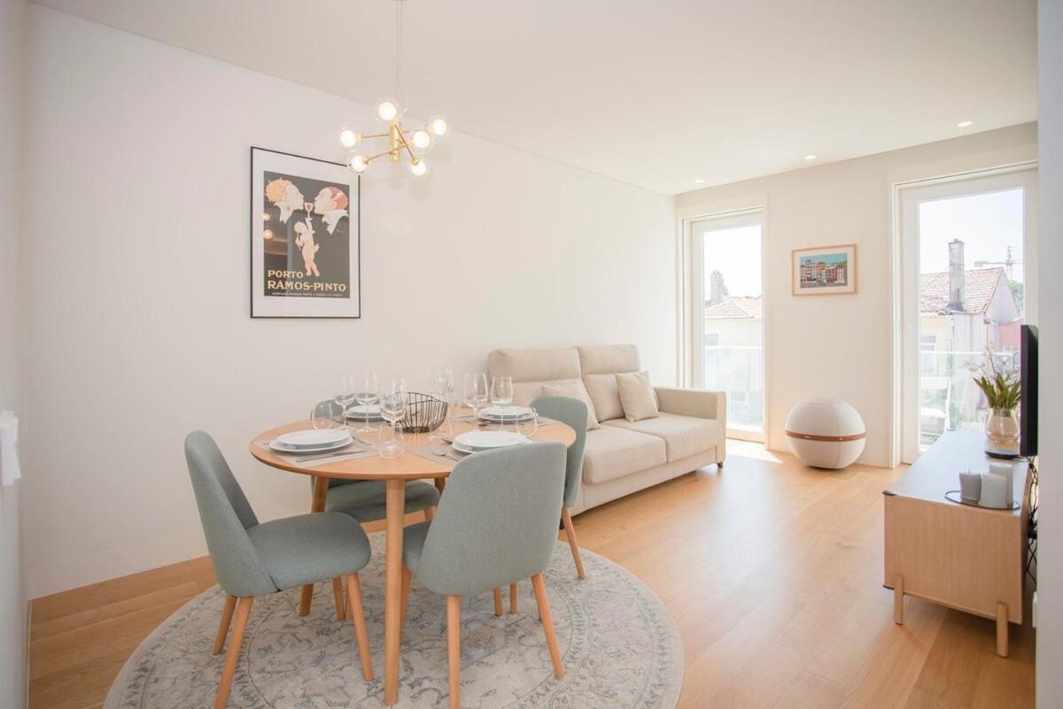 Liiiving In - Crystal Palace Apartment *