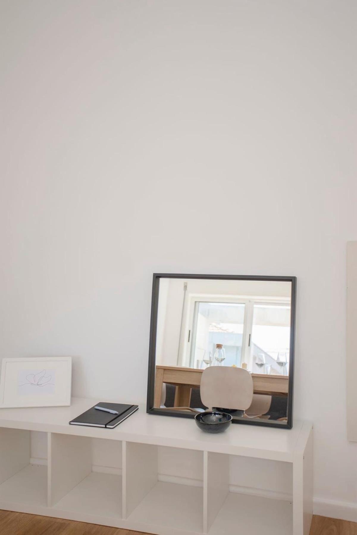 Liiiving In - Downtown Balcony Apartment