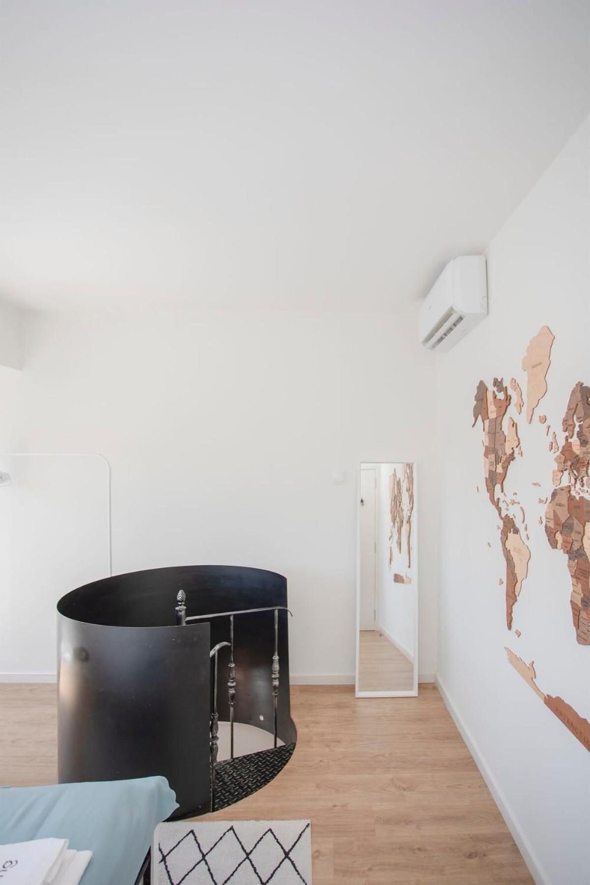 Liiiving In - Downtown Balcony Apartment *