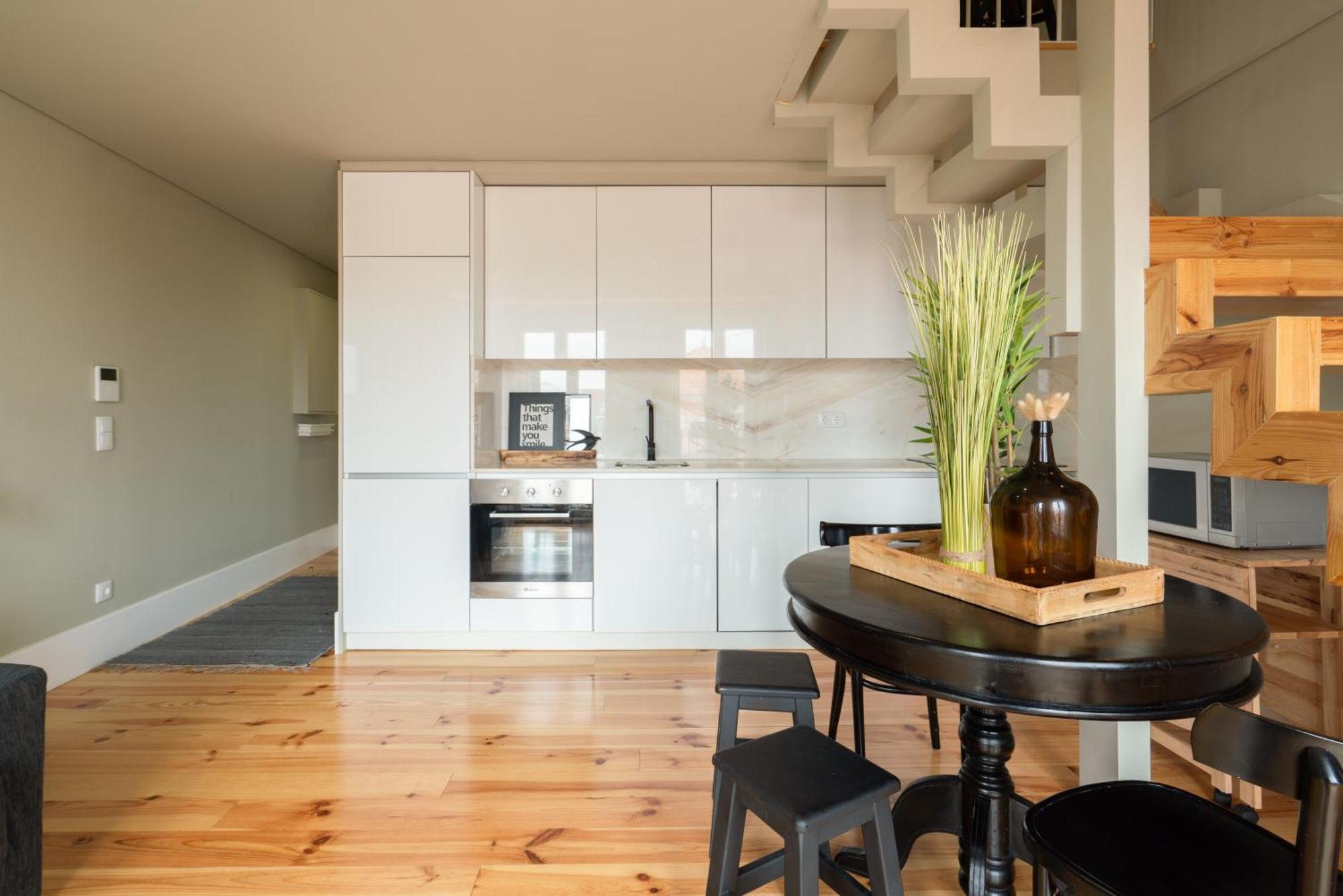Host Wise - Modern Design Duplex W Balcony *