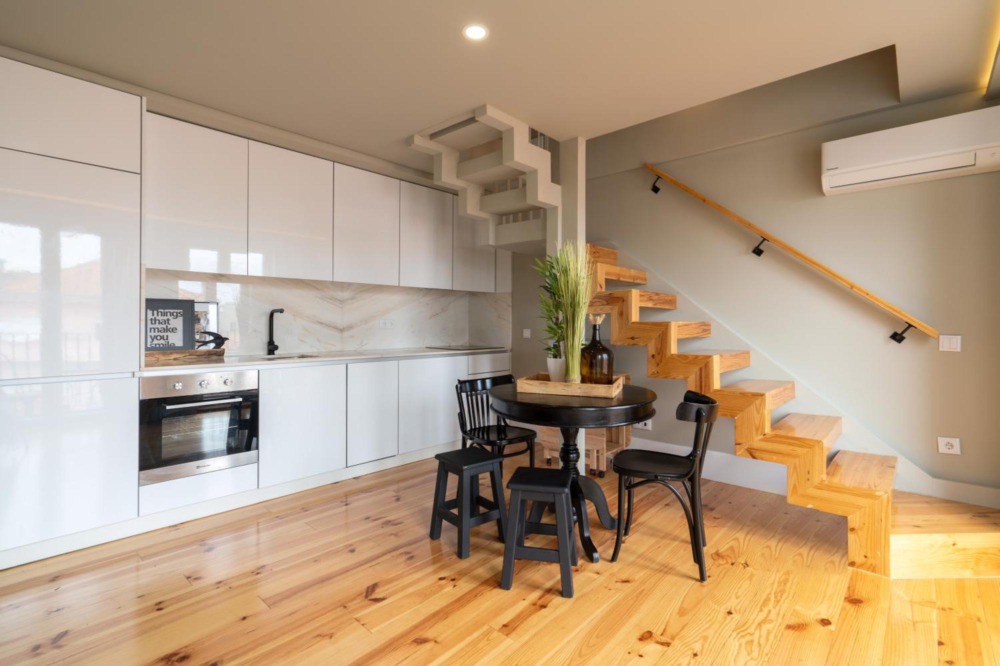 Host Wise - Modern Design Duplex W Balcony Apartment
