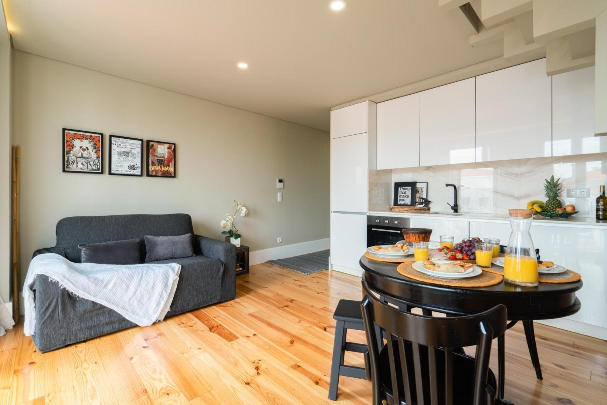 Host Wise - Modern Design Duplex W Balcony Apartment *