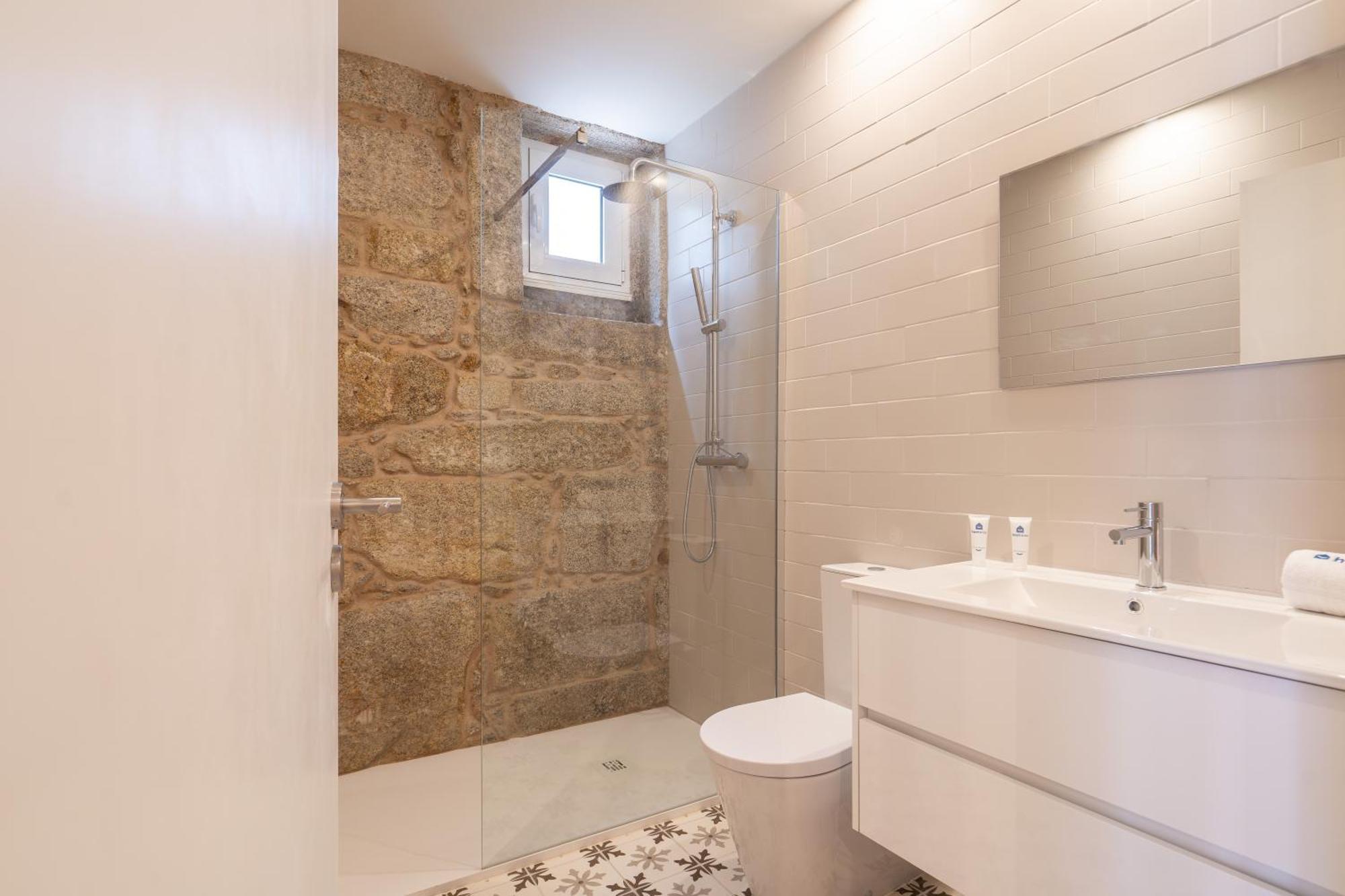 Host Wise - Modern Comfy Flat
