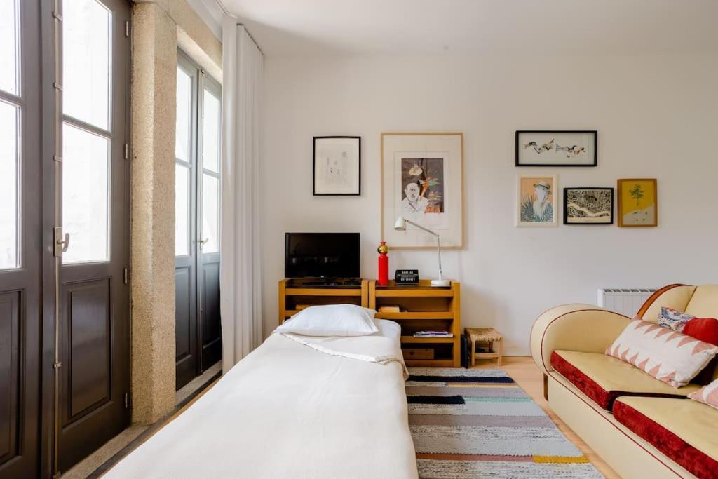 Sunny Priorado Vintage With Balcony Apartment