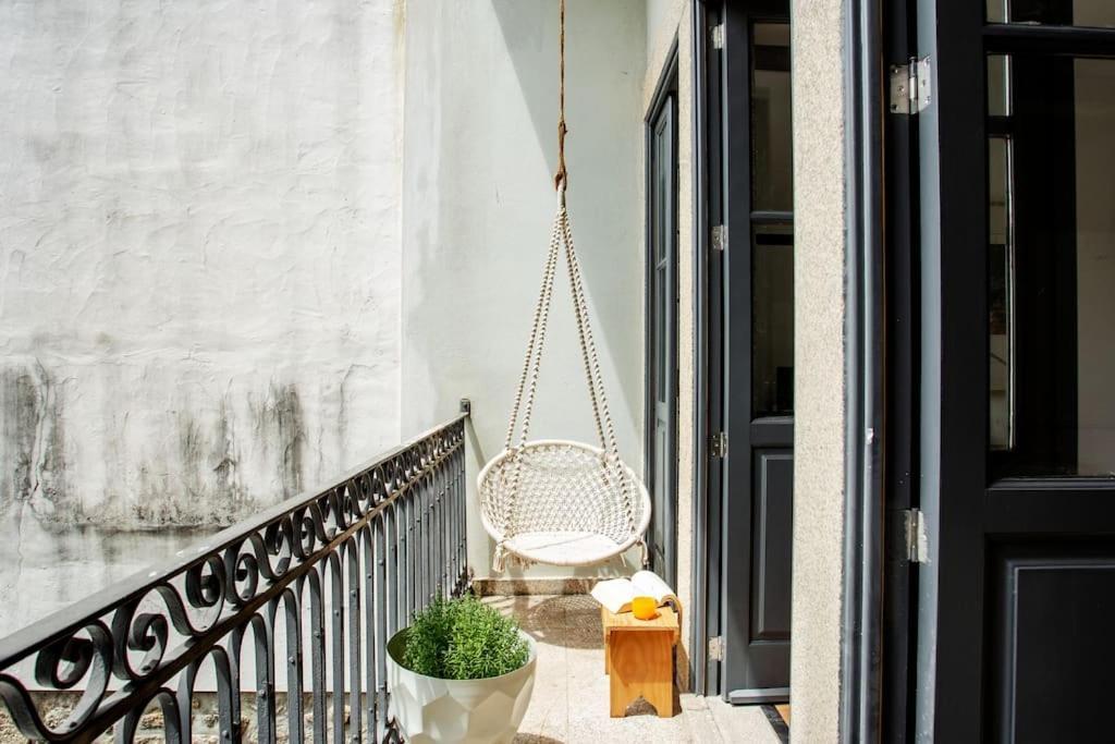 Sunny Priorado Vintage With Balcony Apartment