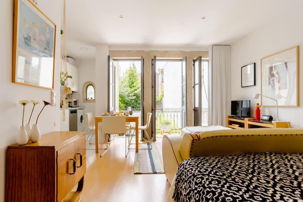 Apartment Sunny Priorado Vintage With Balcony Porto