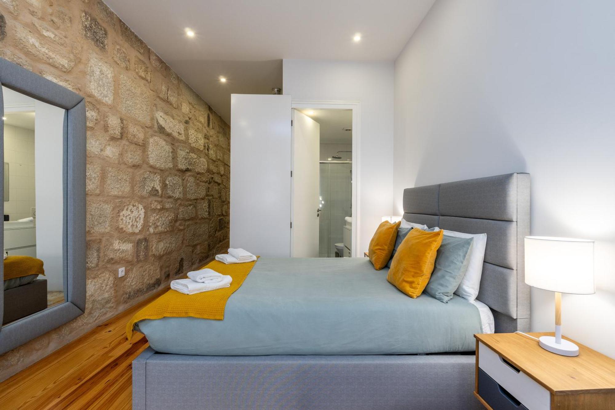 A Window To - Premium By The River * Porto
