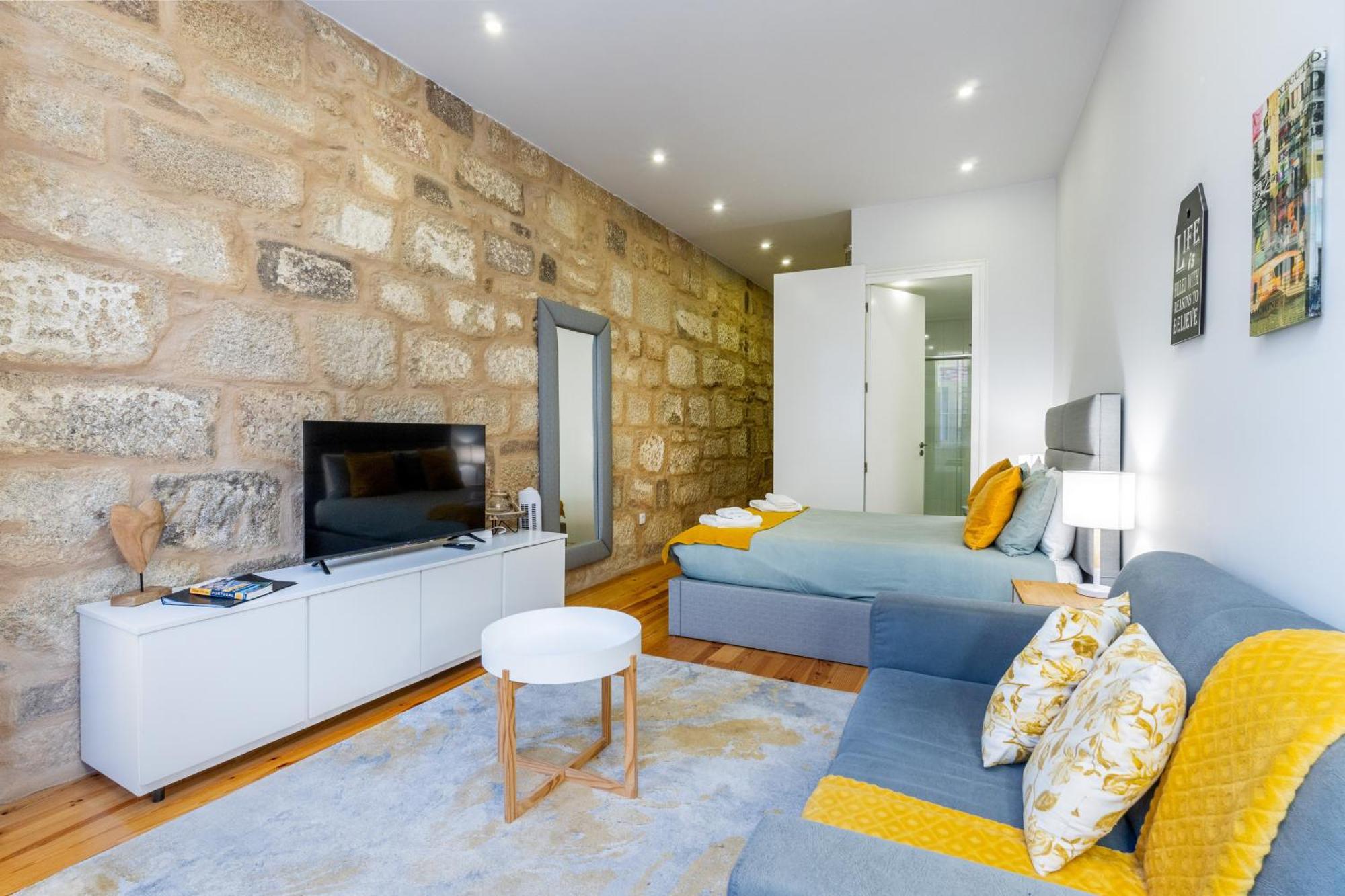 A Window To - Premium By The River * Porto