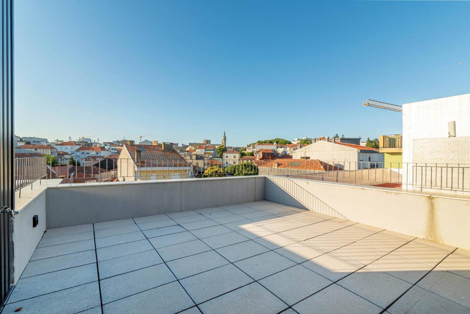 Large Terrace In Paraiso Iii Porto