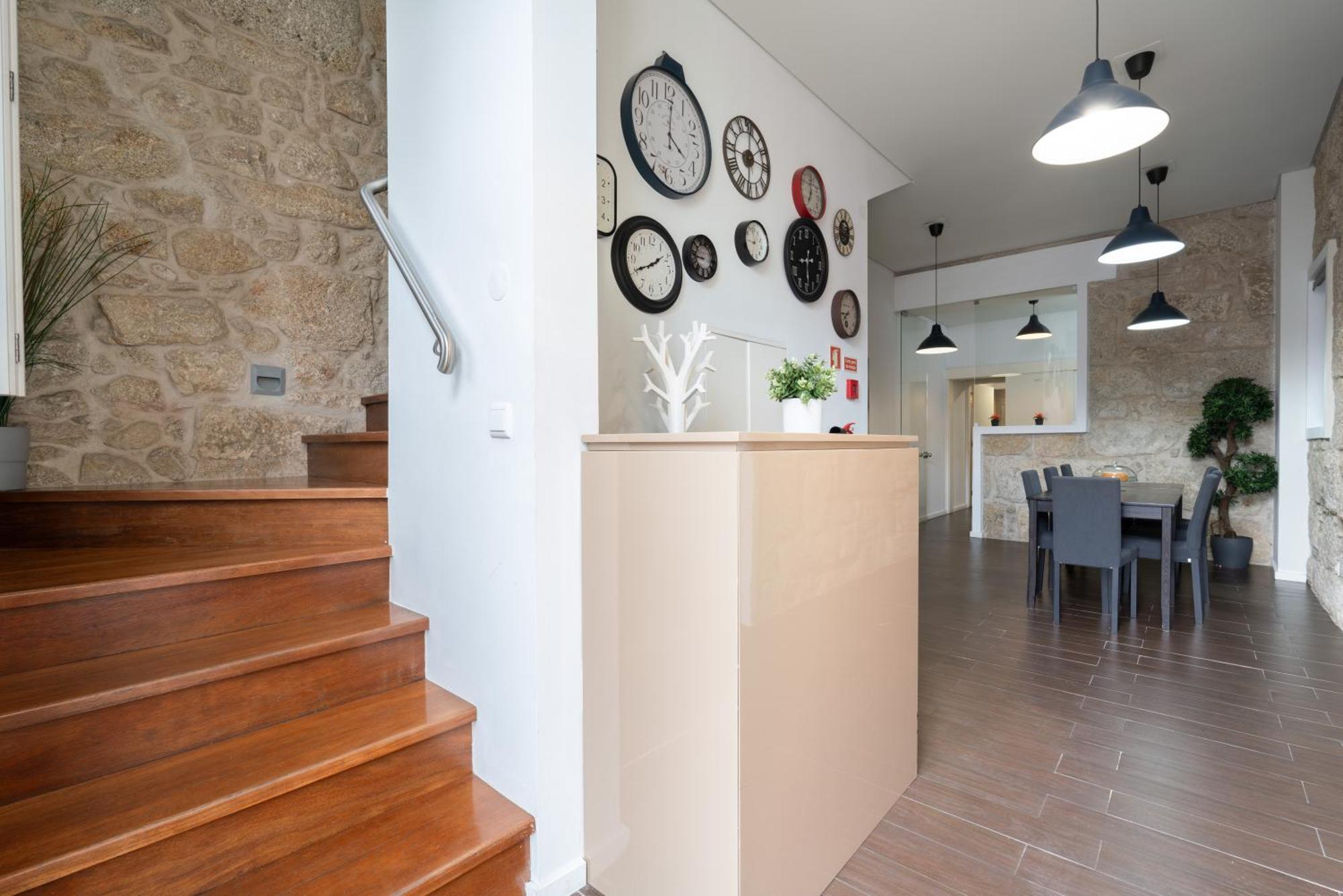 Host Wise - Cozy House W Balcony Apartment *