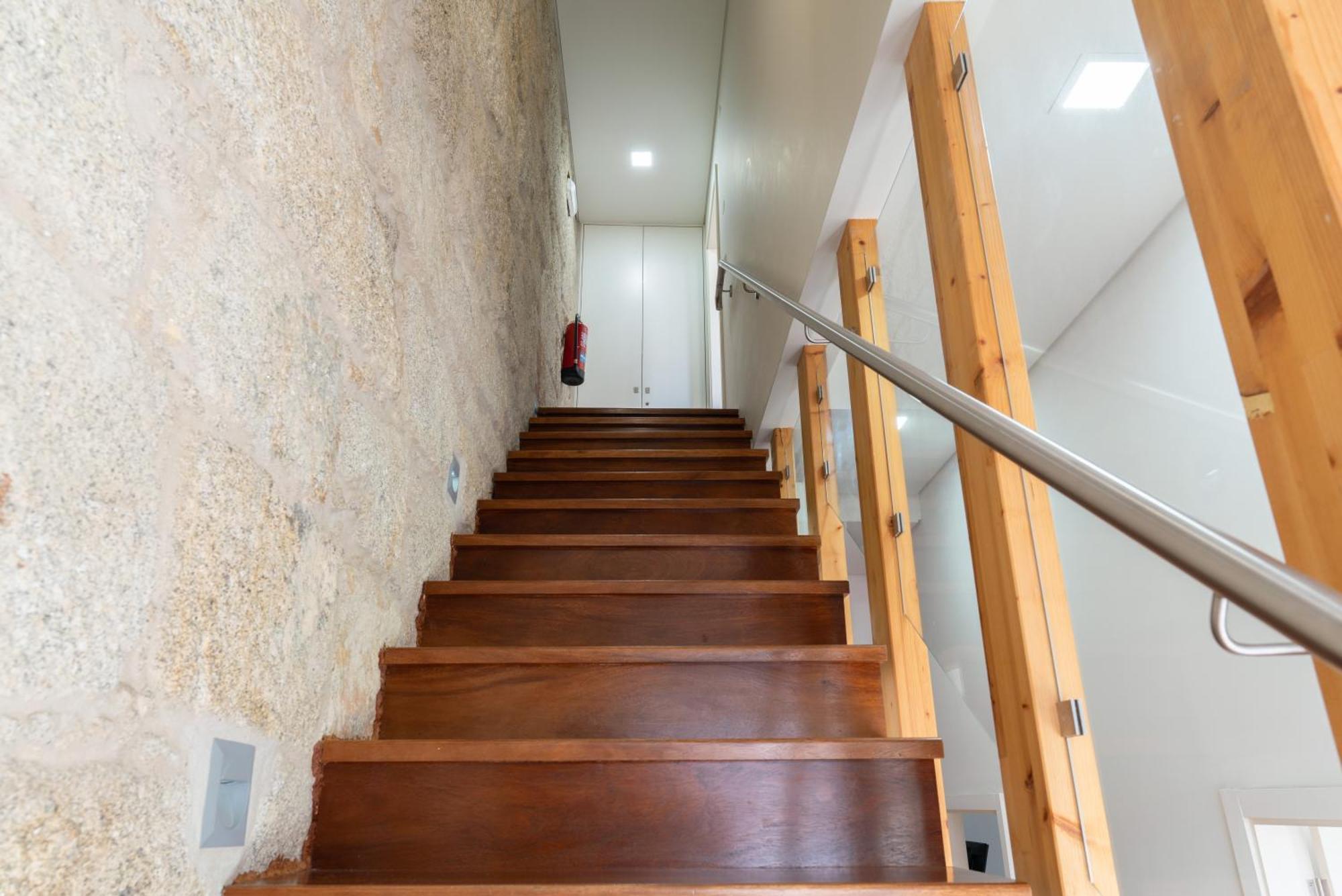 Host Wise - Cozy House W Balcony Porto