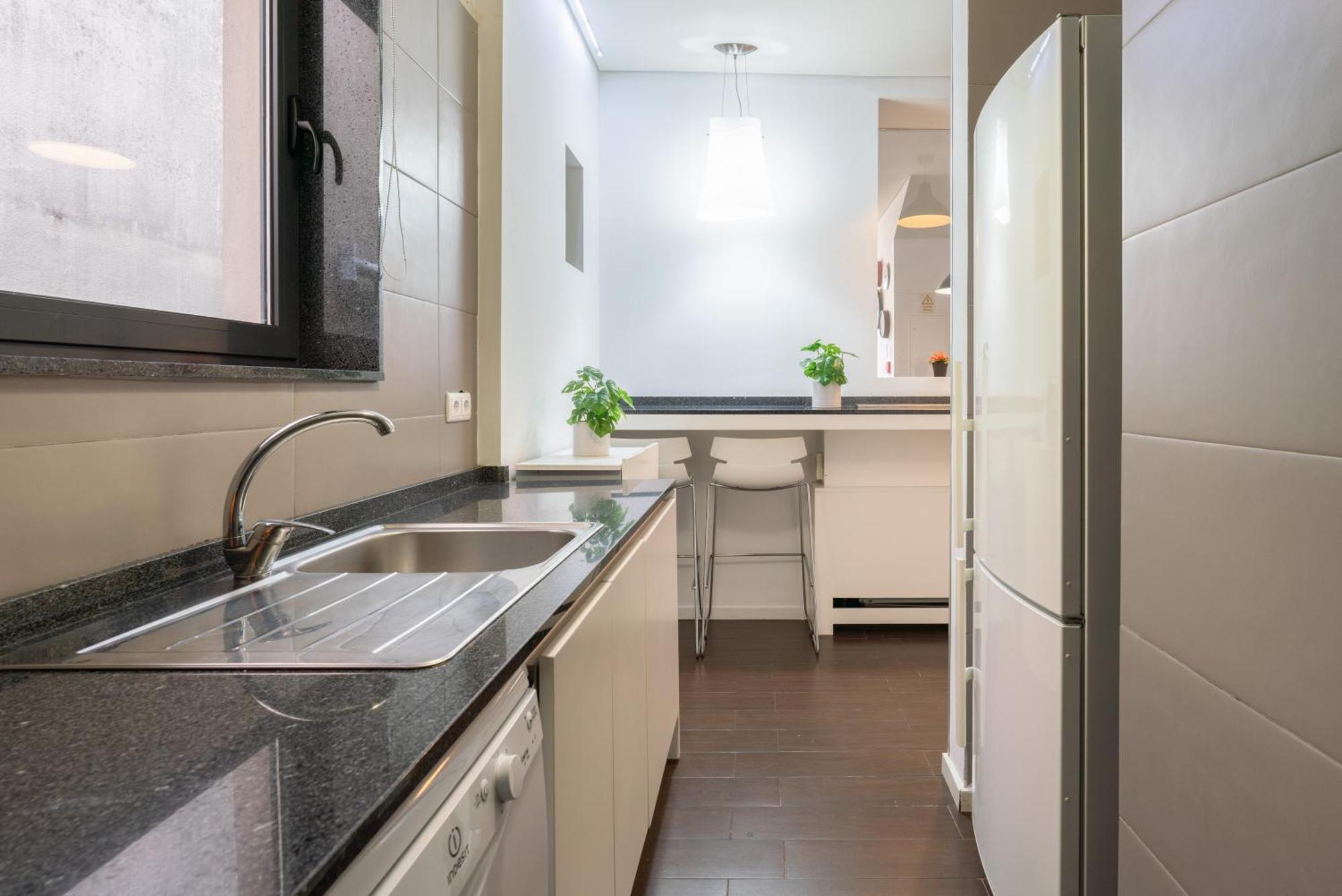 Host Wise - Cozy House W Balcony Apartment Porto