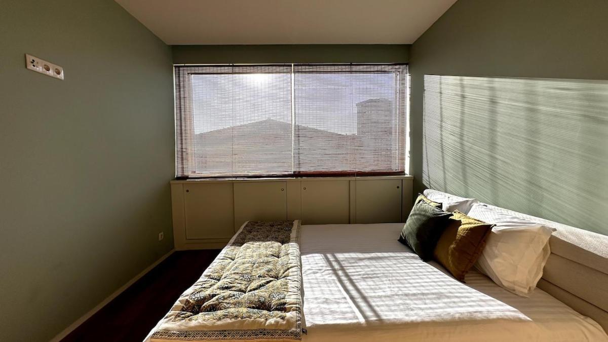 - With Ac, Parking And Balcony * Porto