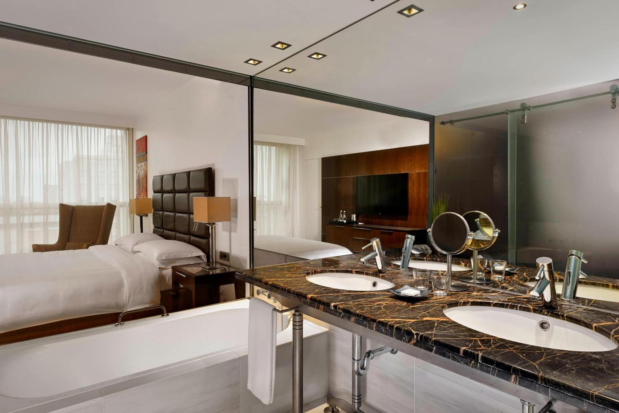 Sheraton & Hotel