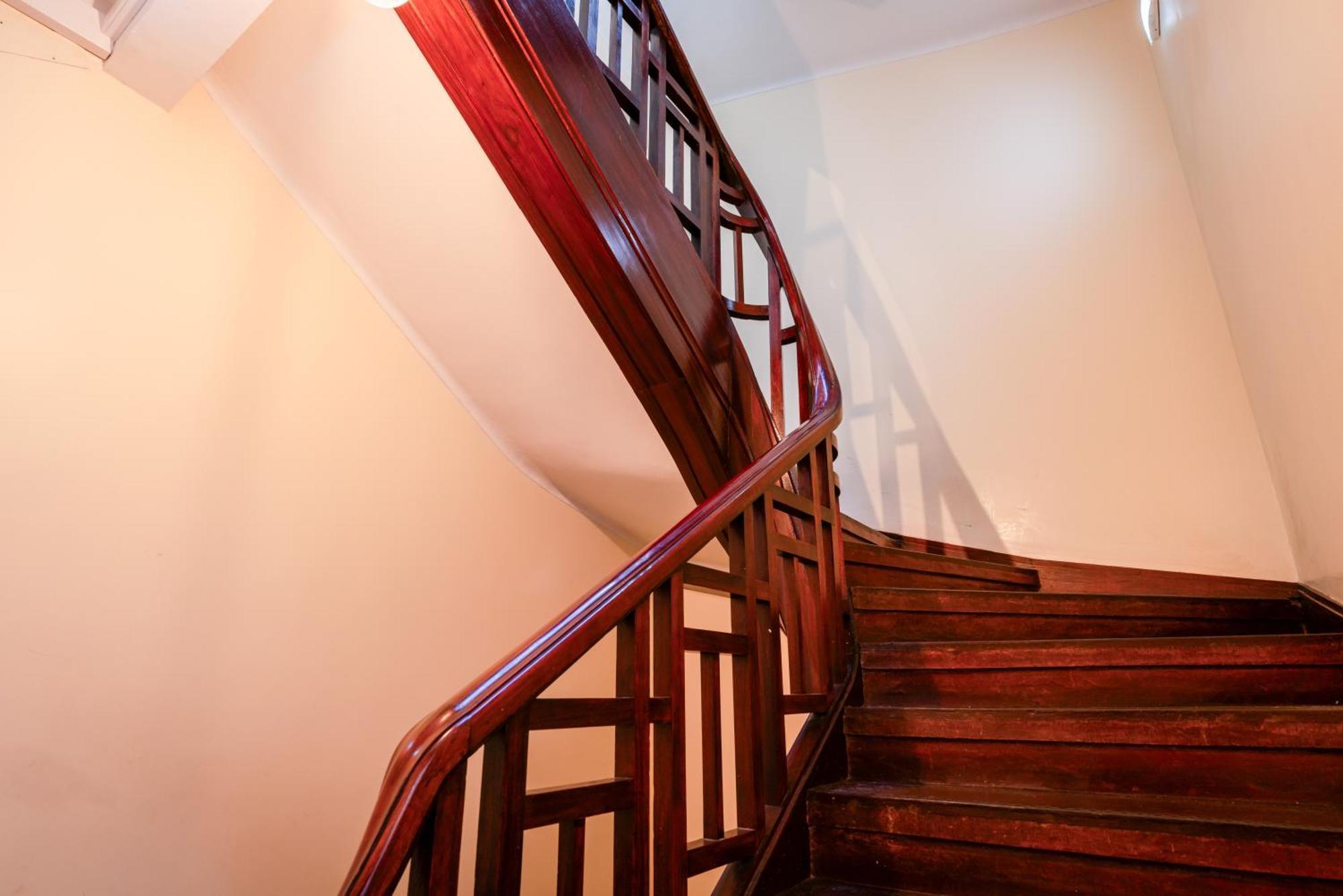 Host Wise - Spacious Comfortable - Balcony Apartment