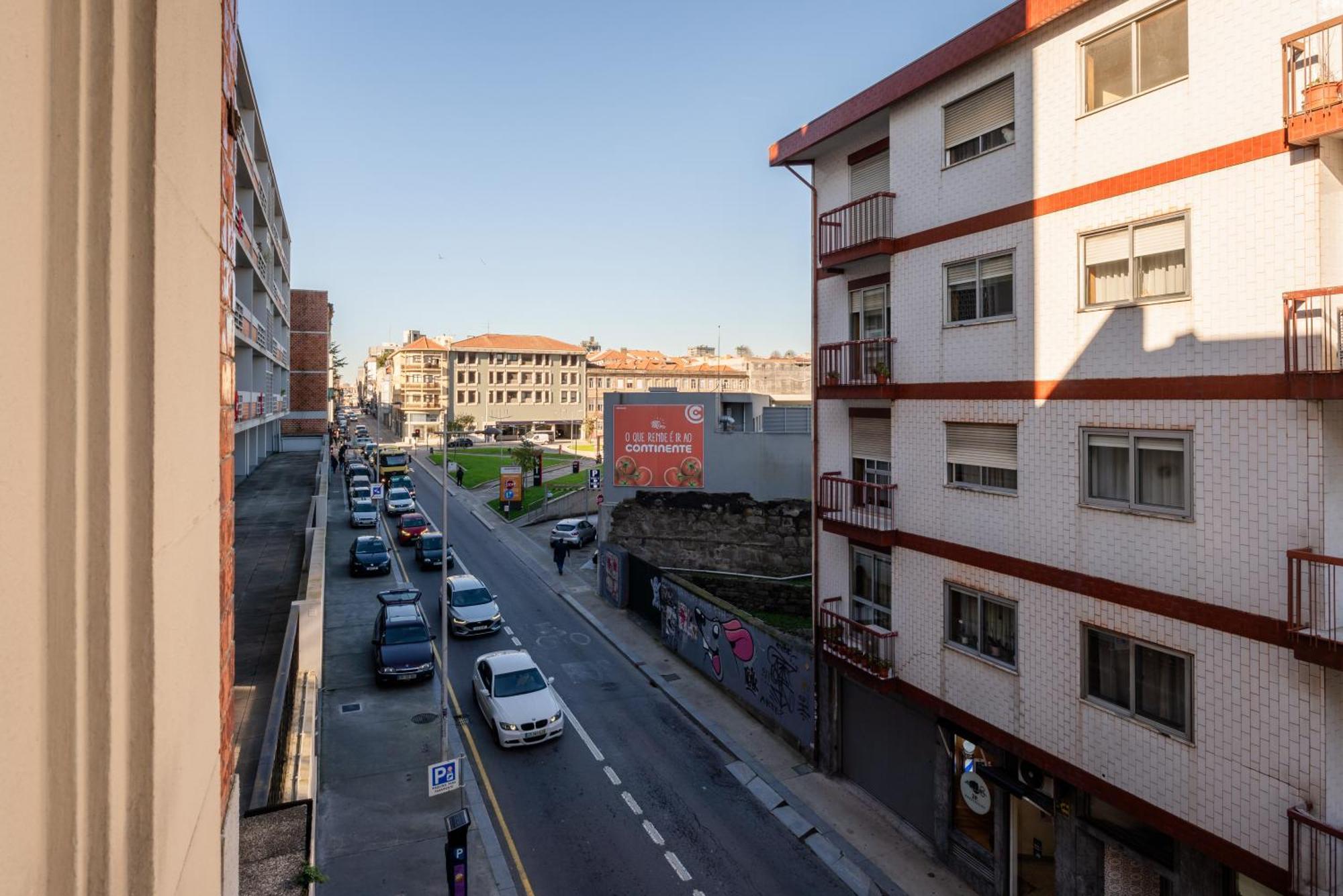 Host Wise - Spacious Comfortable - Balcony Apartment Porto