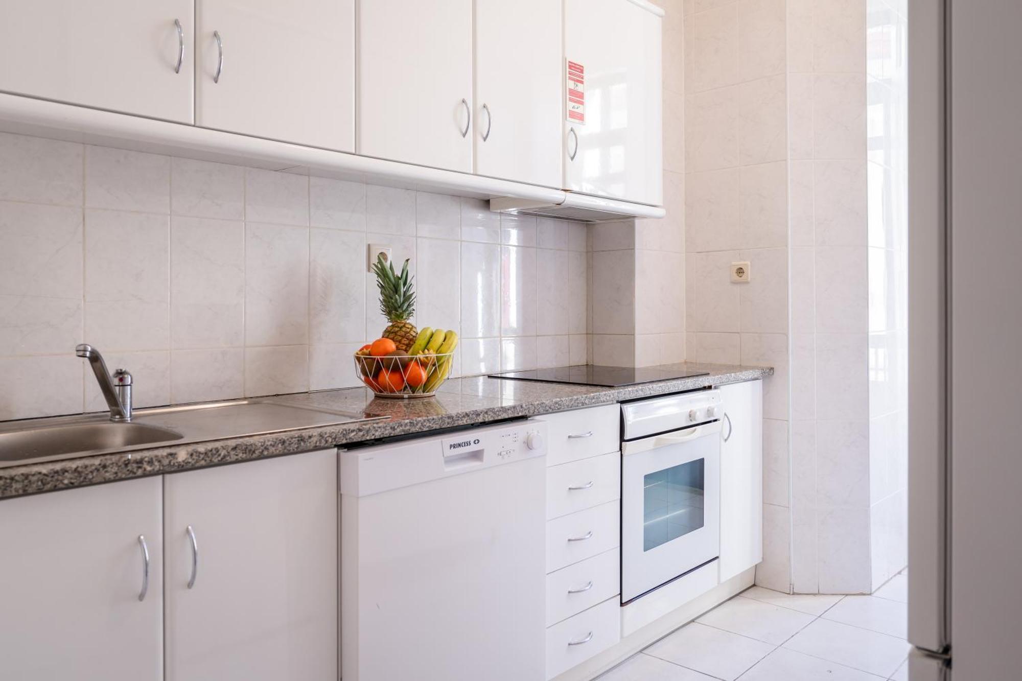 Apartment Host Wise - Spacious Comfortable - Balcony