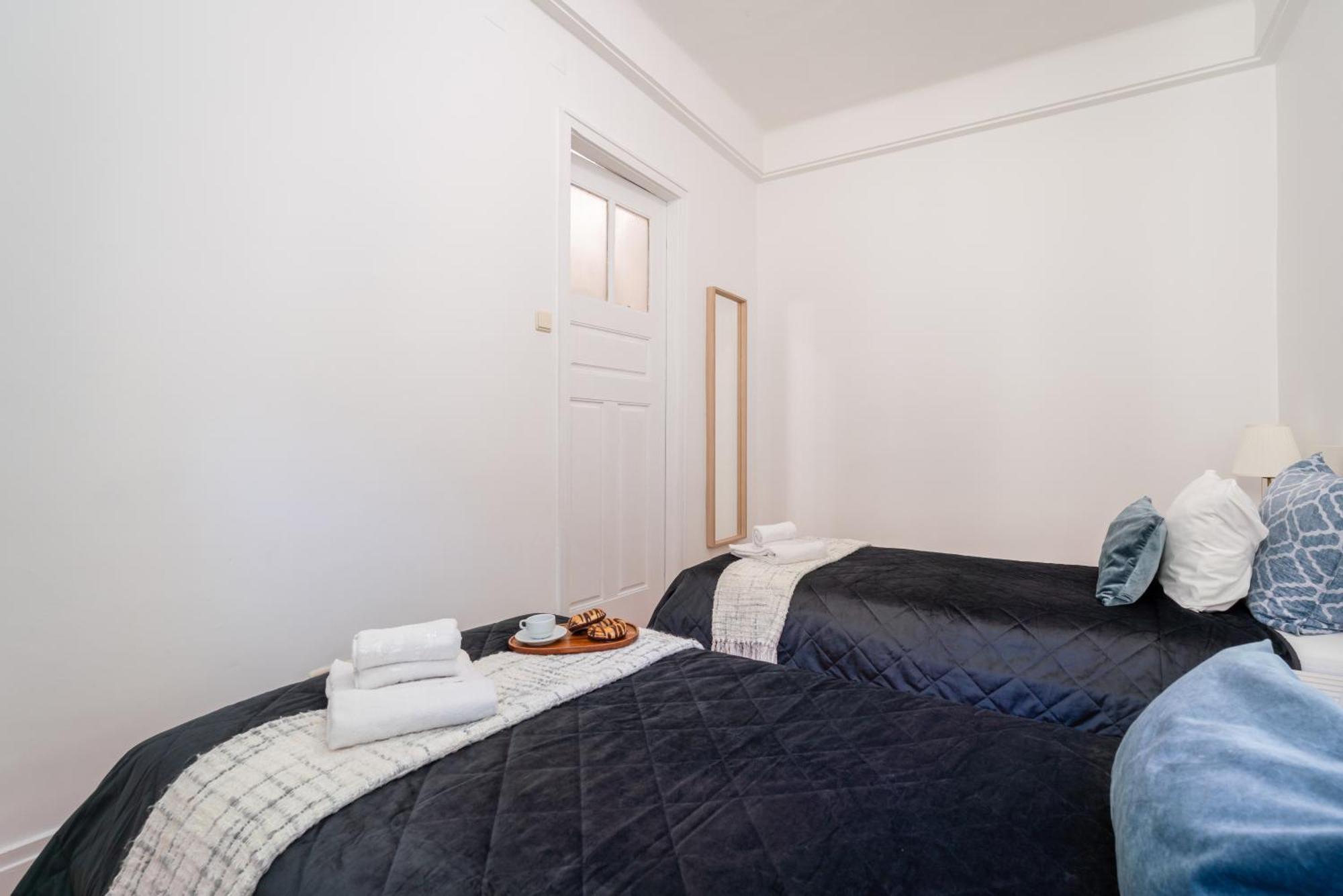 Host Wise - Spacious Comfortable - Balcony Apartment