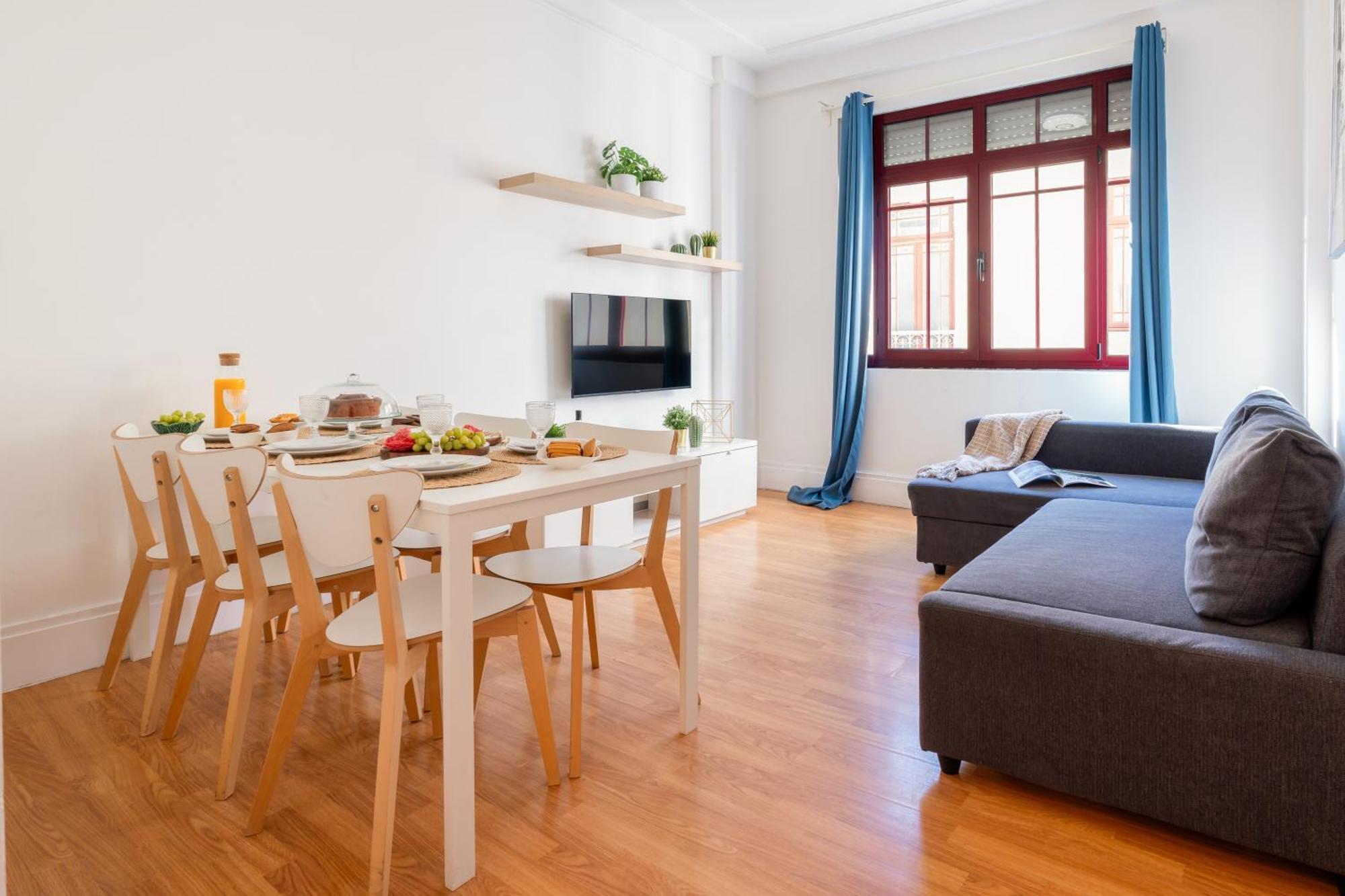 Host Wise - Spacious Comfortable - Balcony Apartment *