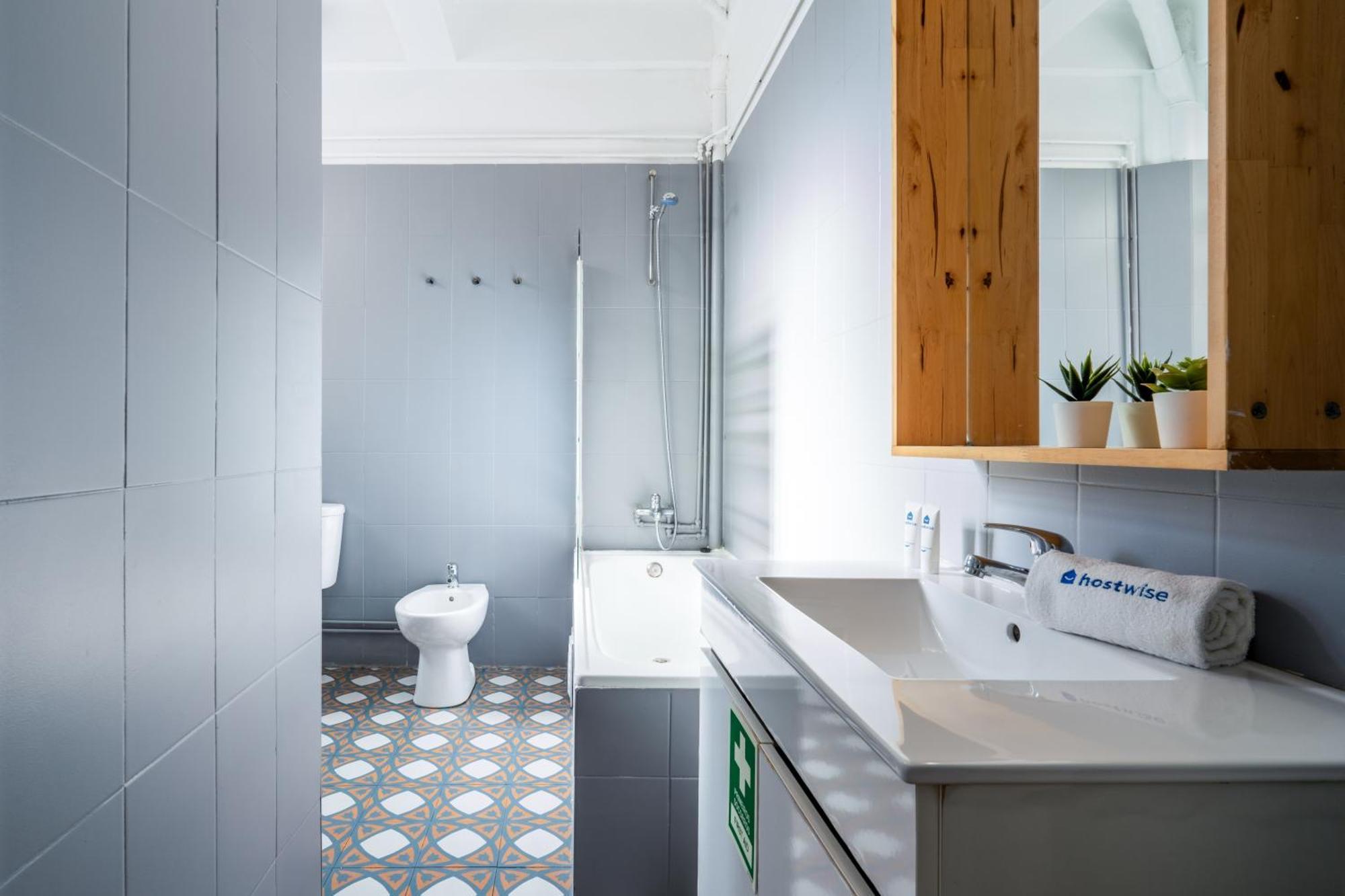 Apartment Host Wise - Spacious Comfortable - Balcony Porto