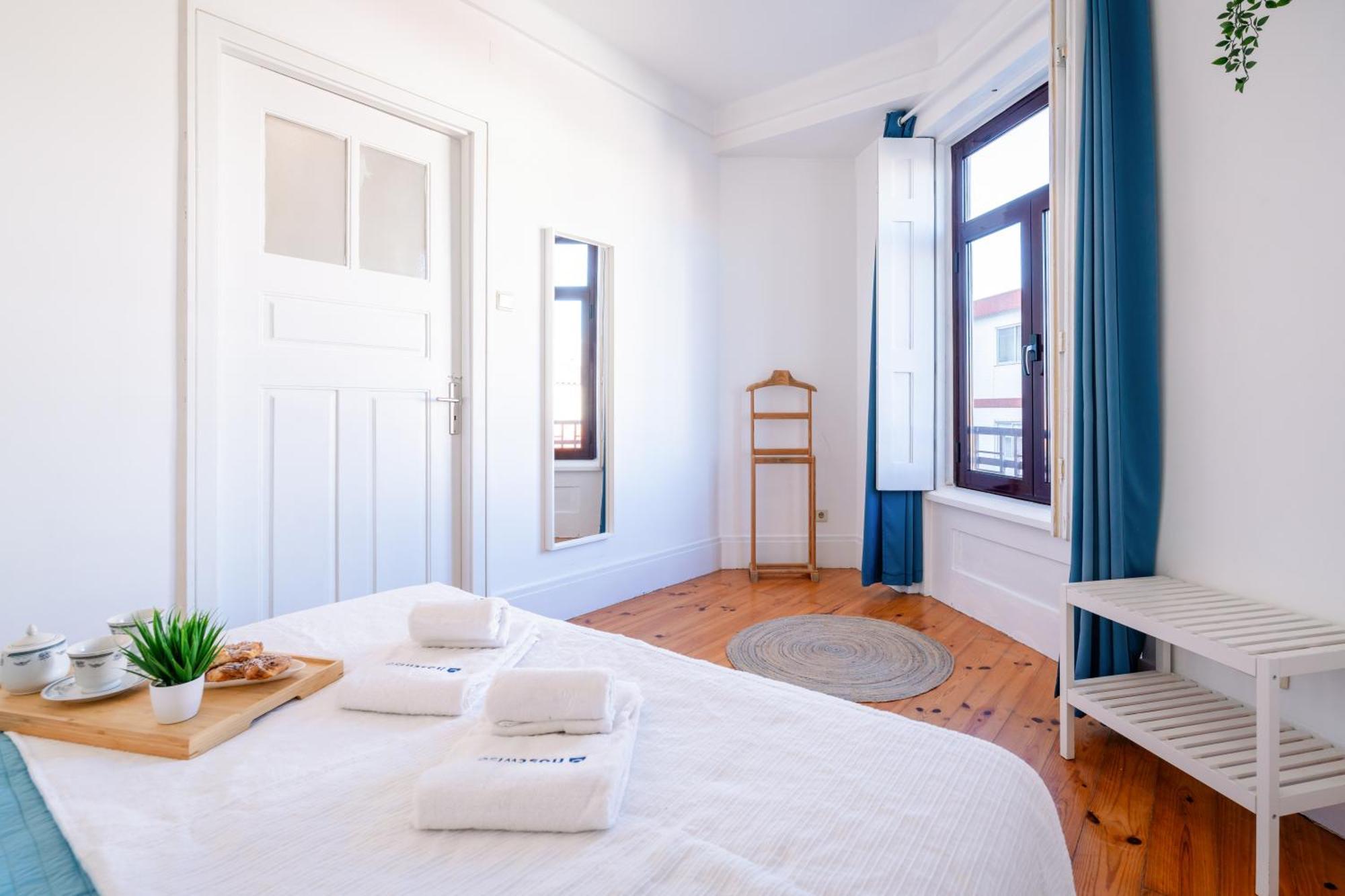 Host Wise - Spacious Comfortable - Balcony Apartment *