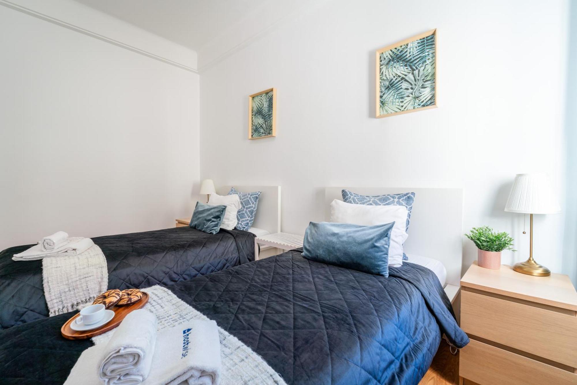 Host Wise - Spacious Comfortable - Balcony Apartment *