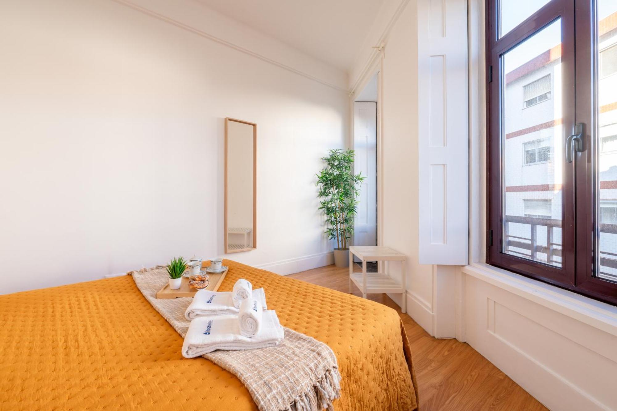 Apartment Host Wise - Spacious Comfortable - Balcony Porto
