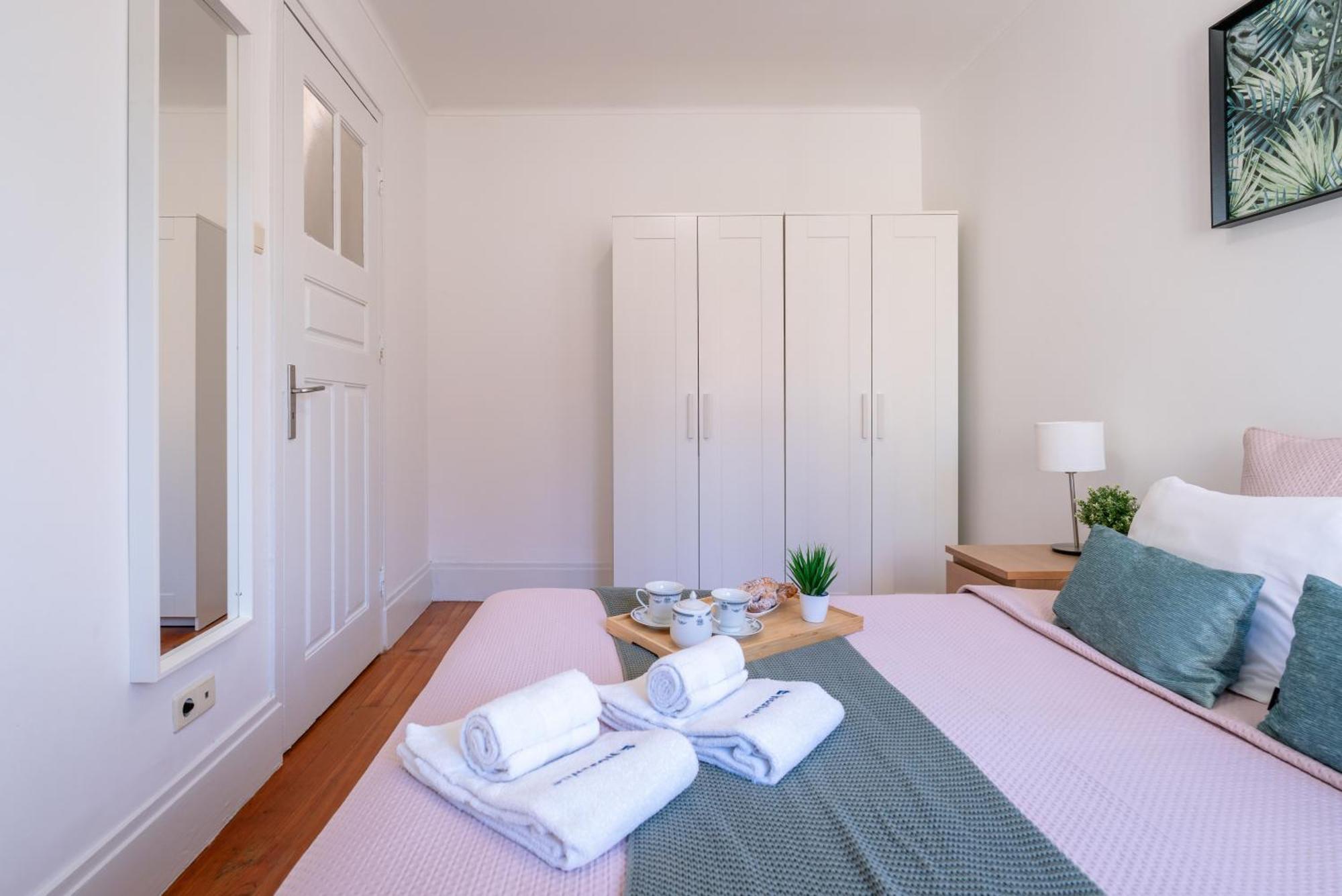 Host Wise - Spacious Comfortable - Balcony Apartment Porto
