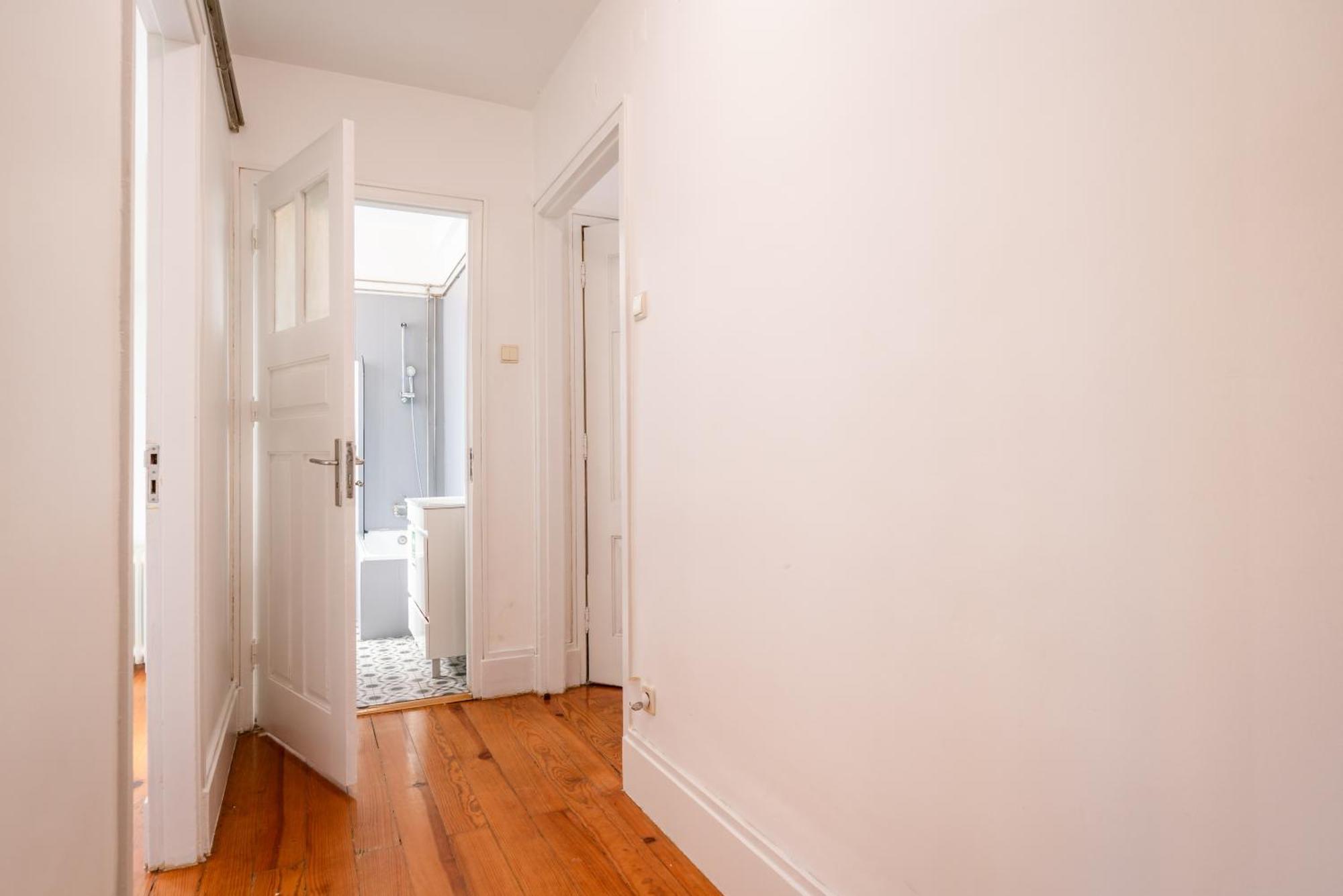 Host Wise - Spacious Comfortable - Balcony Apartment