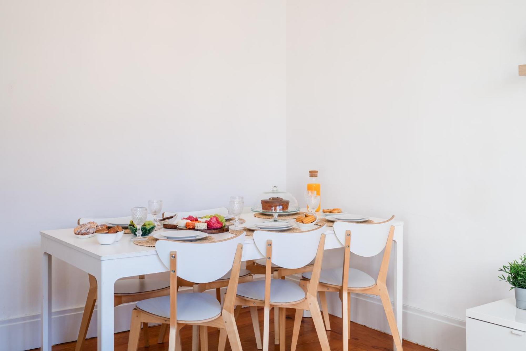Host Wise - Spacious Comfortable - Balcony Apartment *