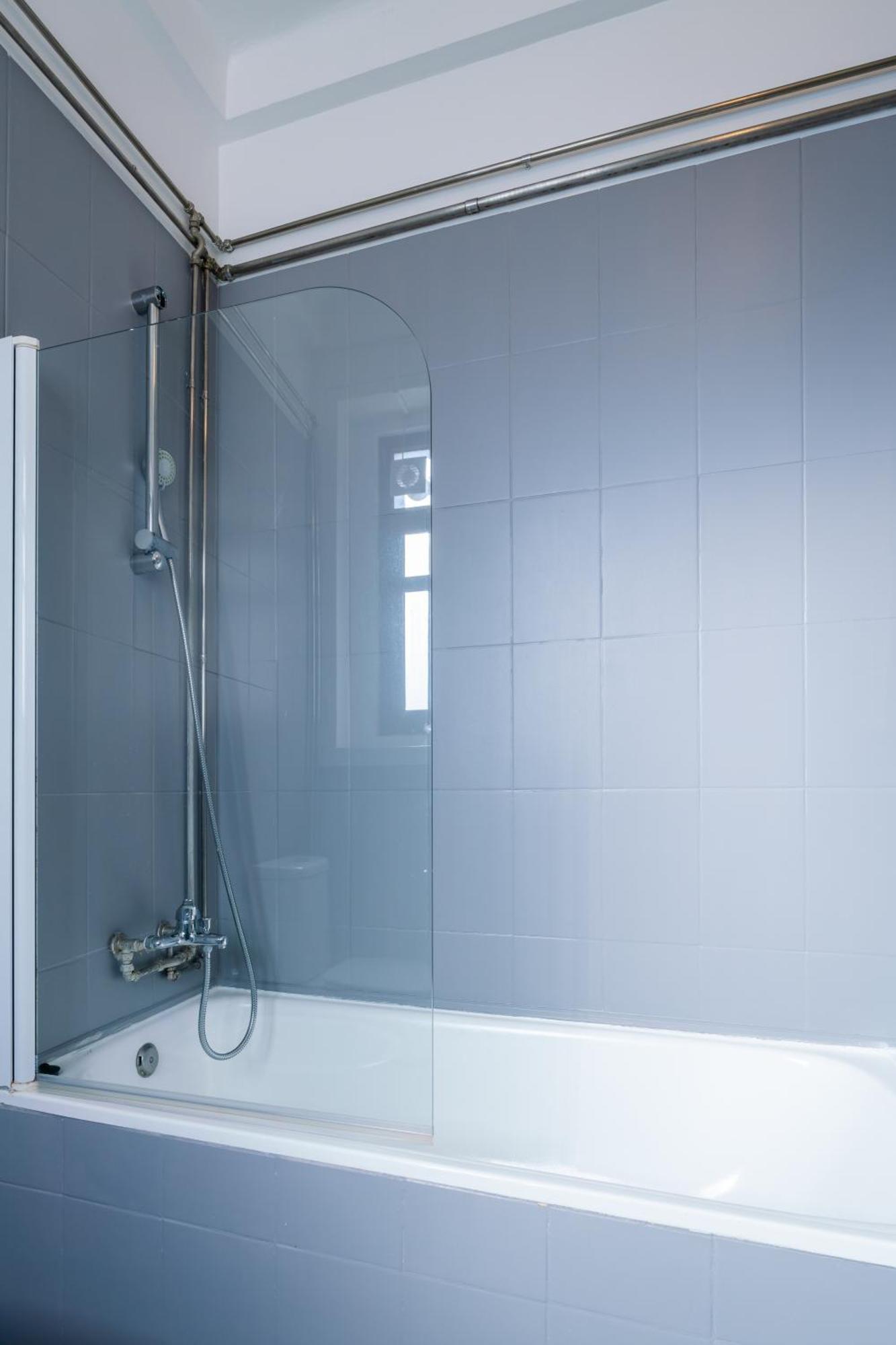 Host Wise - Spacious Comfortable - Balcony Apartment Porto
