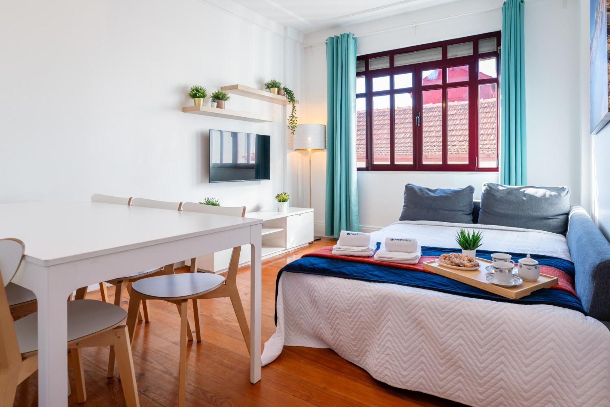Host Wise - Spacious Comfortable - Balcony Apartment