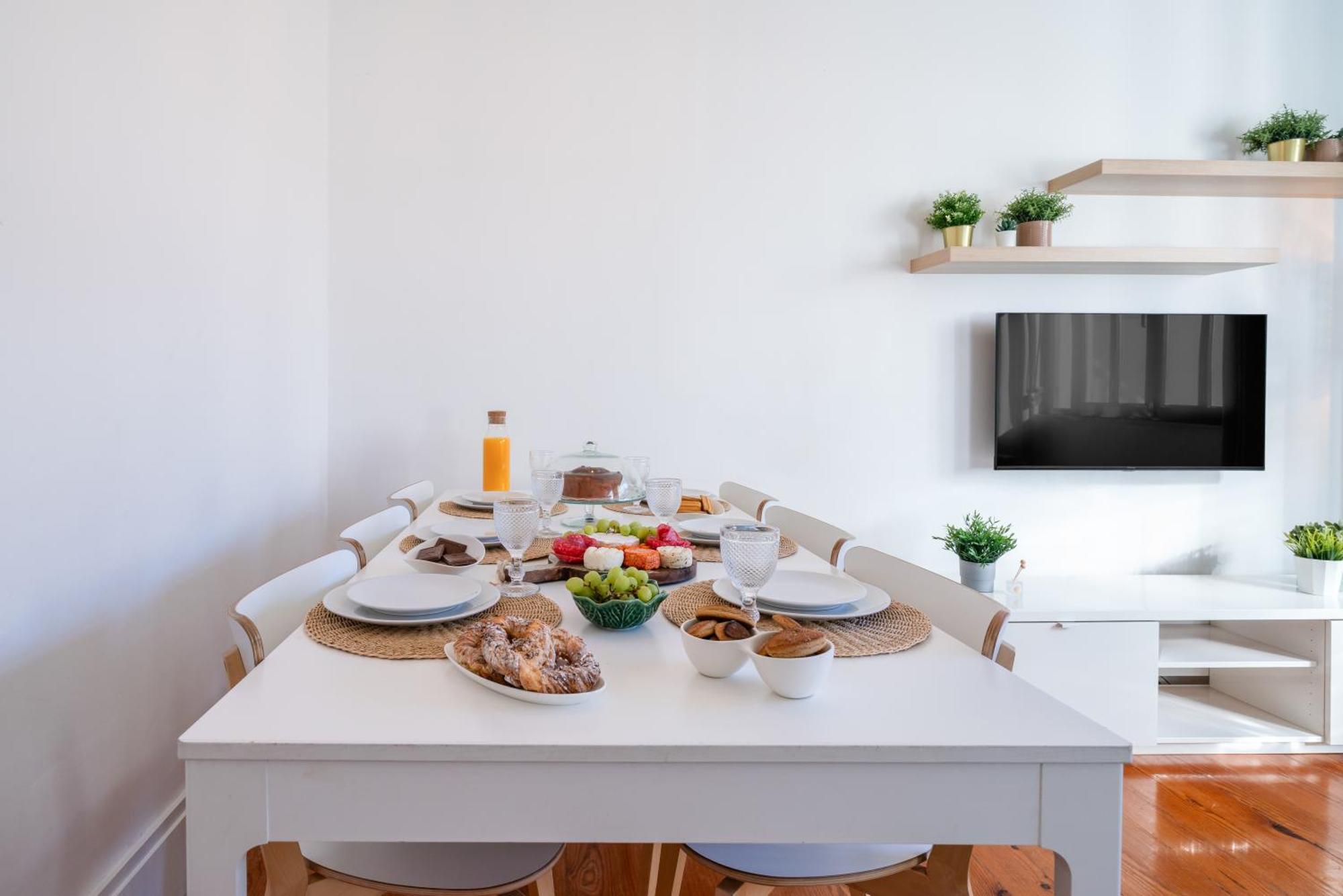 Apartment Host Wise - Spacious Comfortable - Balcony
