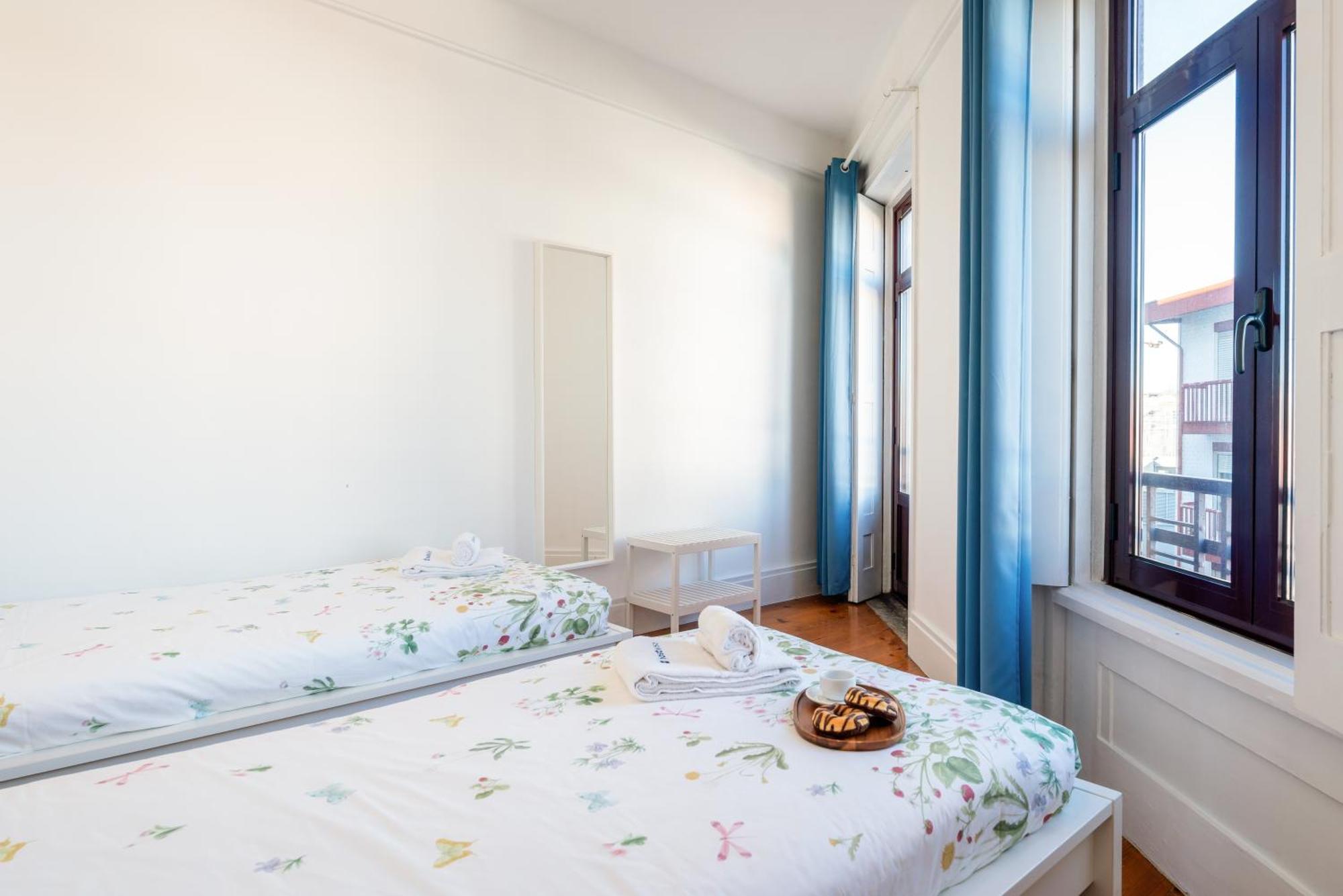 Apartment Host Wise - Spacious Comfortable - Balcony Porto