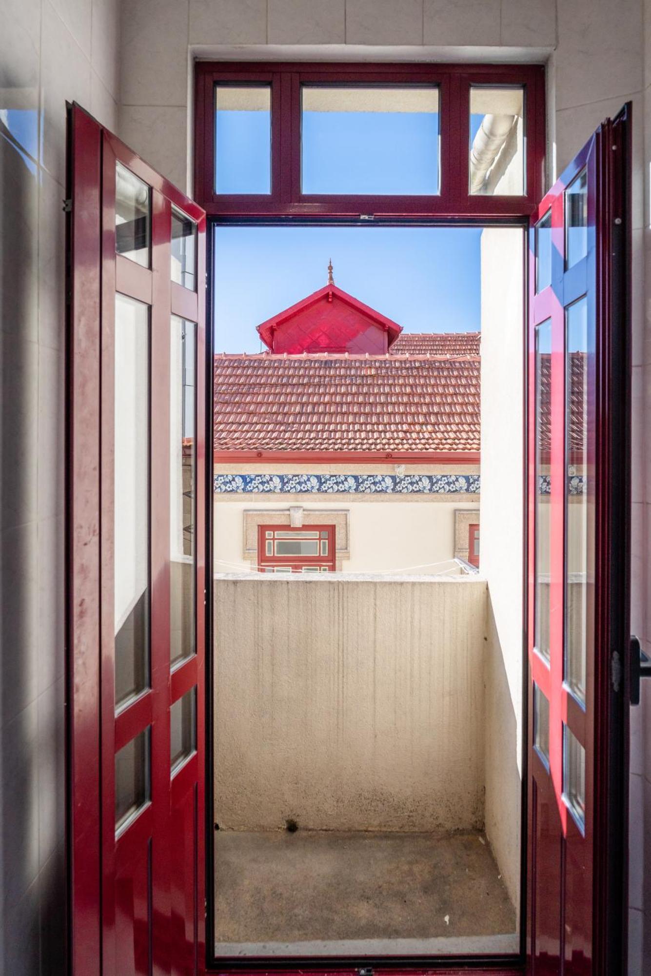 Host Wise - Spacious Comfortable - Balcony Apartment Porto