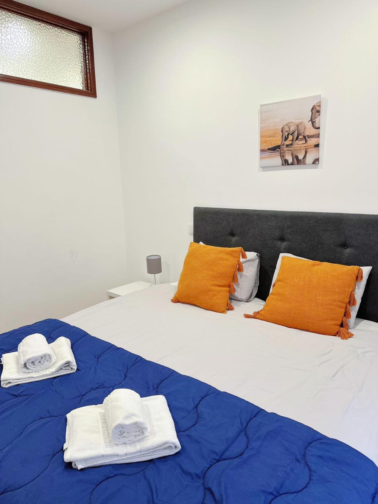 Downtown 2 Minutes By Walk To Center And Metro-direct To Airpot T4 *