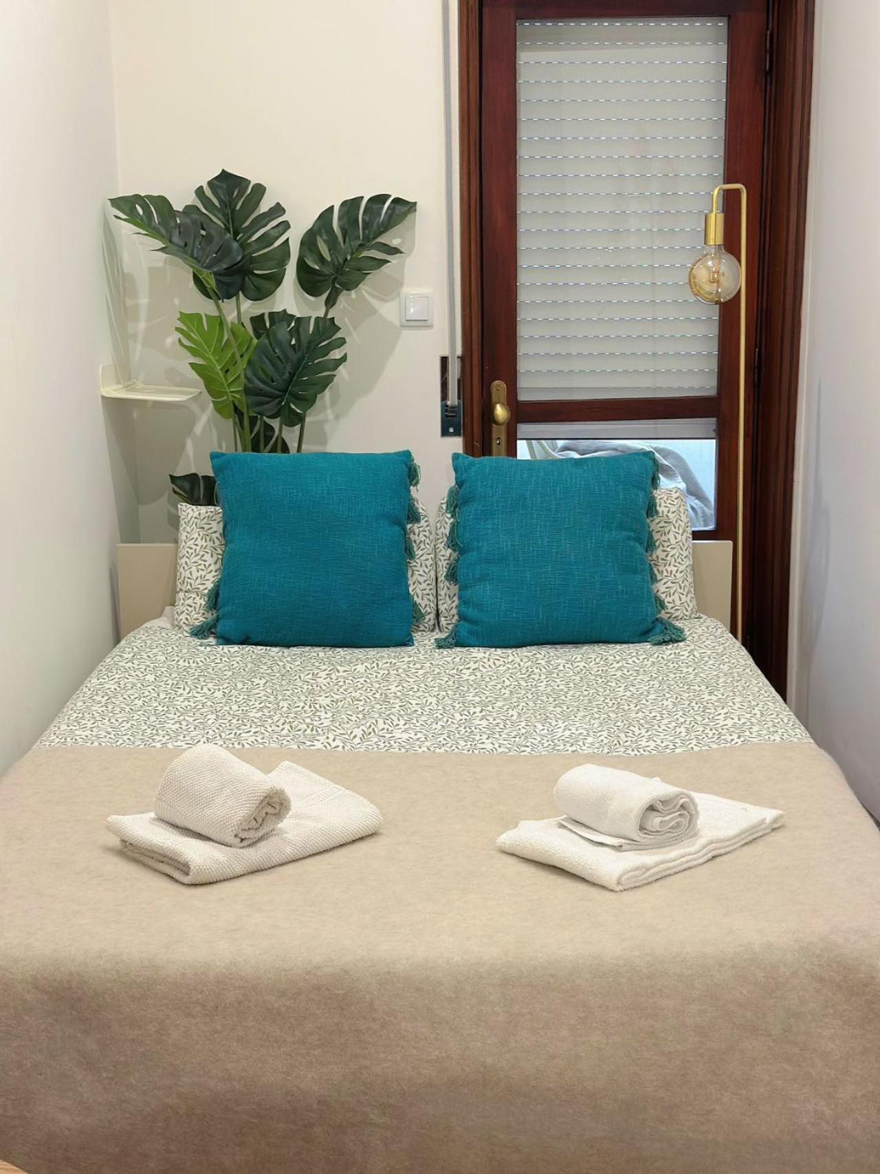Downtown 2 Minutes By Walk To Center And Metro-direct To Airpot T4