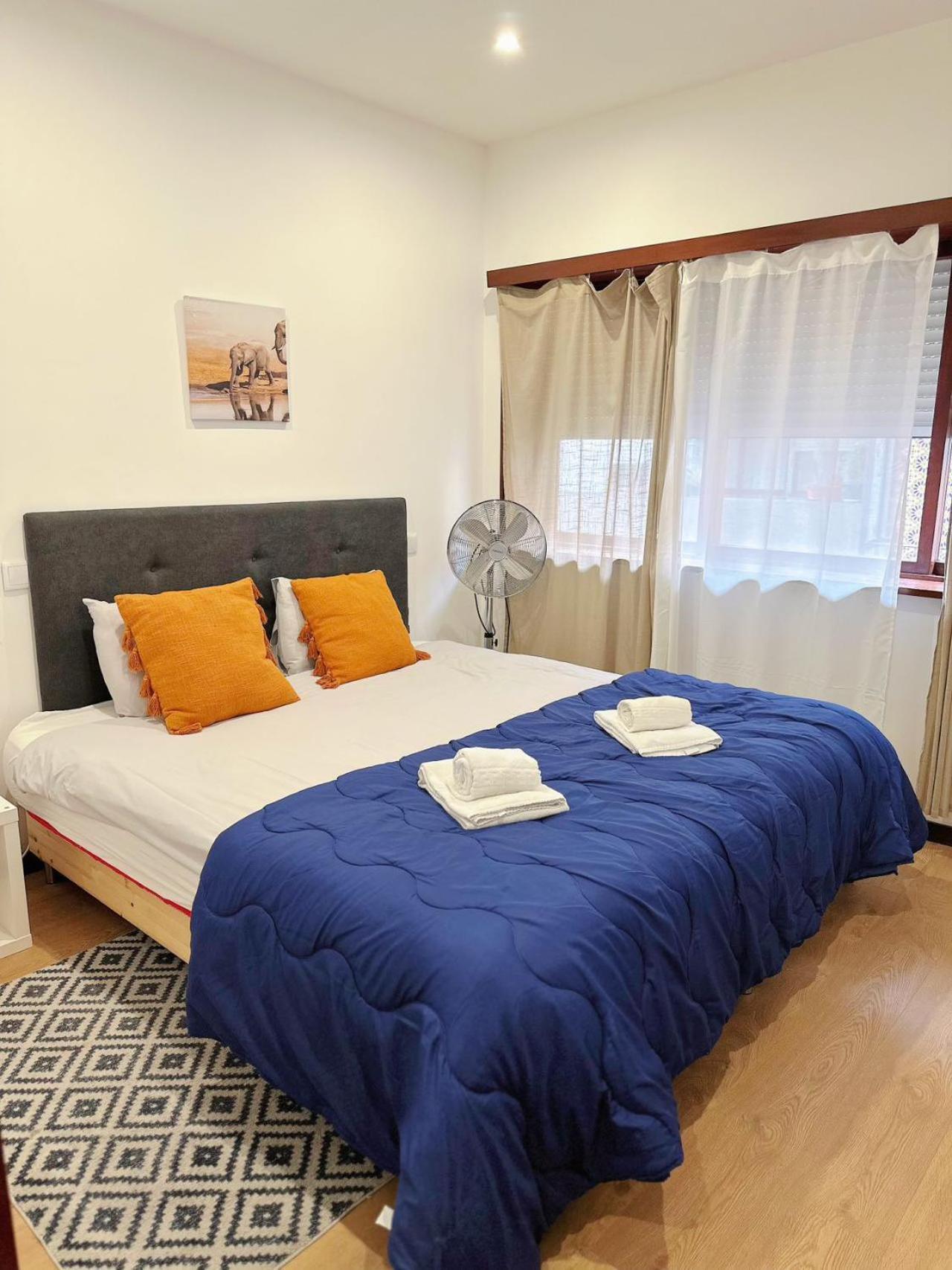 Downtown 2 Minutes By Walk To Center And Metro-direct To Airpot T4 Apartment