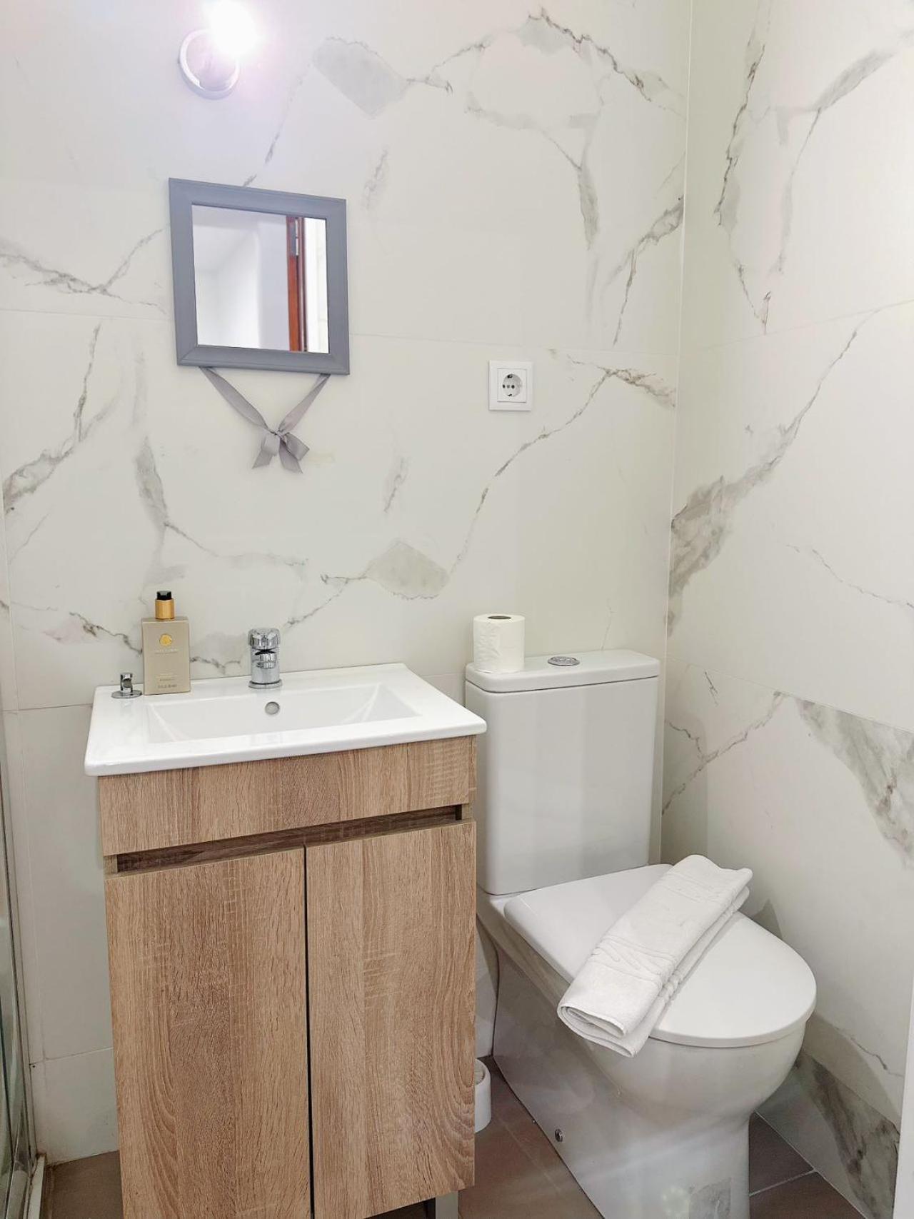 Downtown 2 Minutes By Walk To Center And Metro-direct To Airpot T4 *
