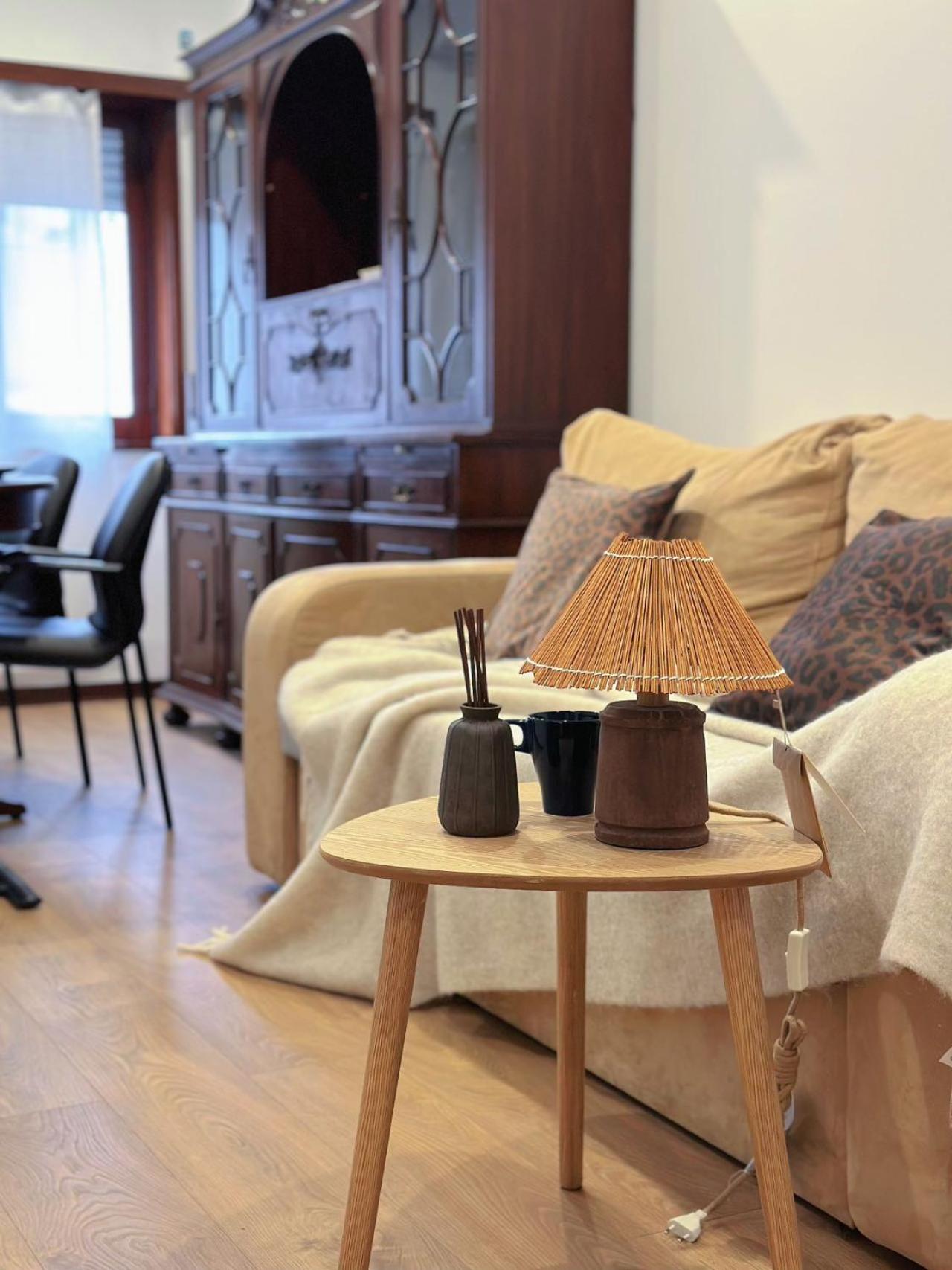 Downtown 2 Minutes By Walk To Center And Metro-direct To Airpot T4 Apartment