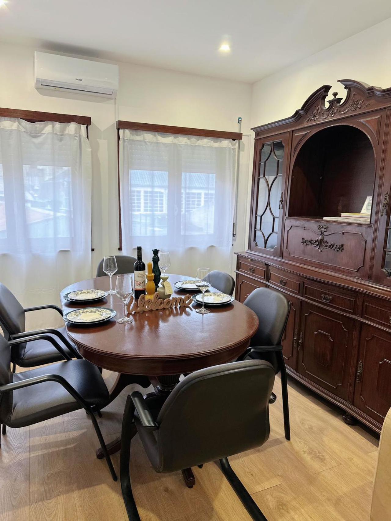 Downtown 2 Minutes By Walk To Center And Metro-direct To Airpot T4 Apartment *