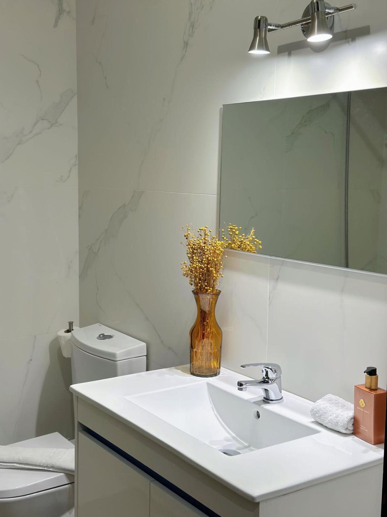 Downtown 2 Minutes By Walk To Center And Metro-direct To Airpot T4 *