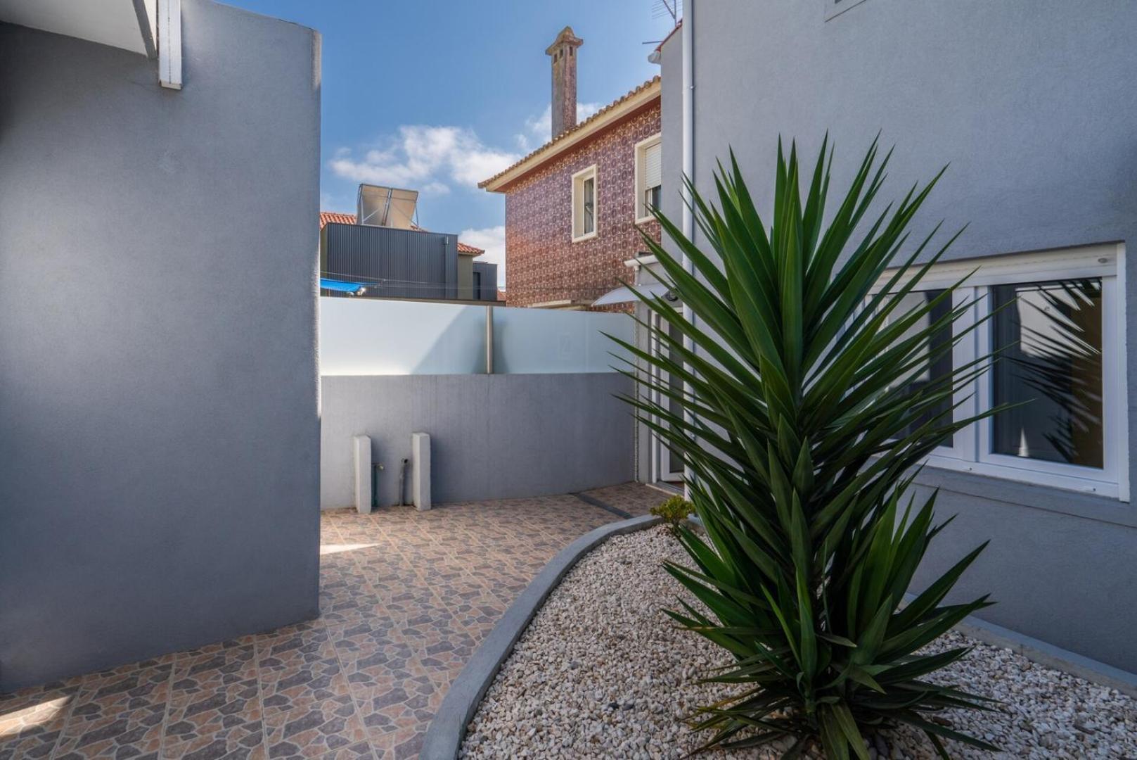 Vakantiehuis Hostwise - Charming Bright House W/ Garden