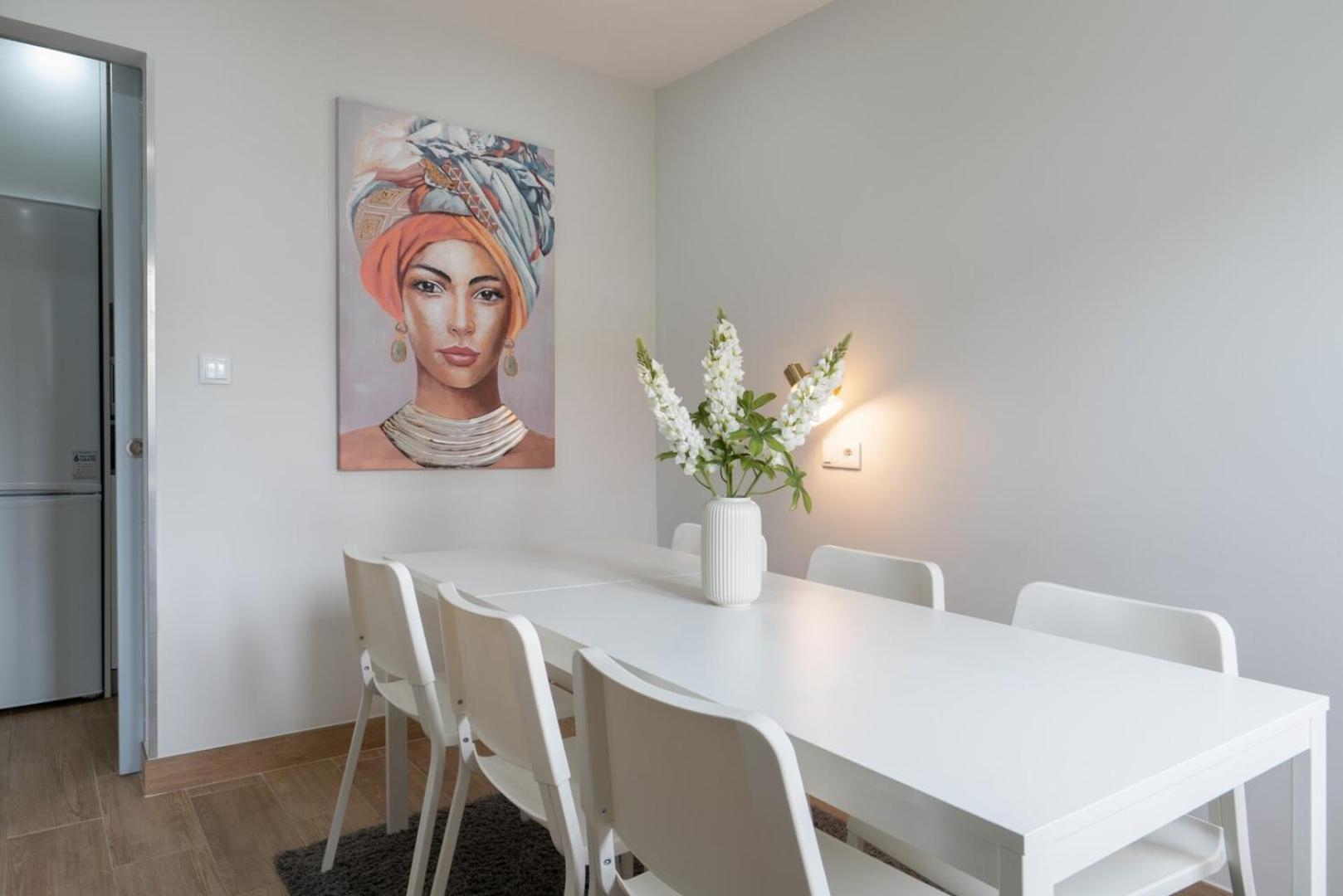 Vakantiehuis Hostwise - Charming Bright House W/ Garden