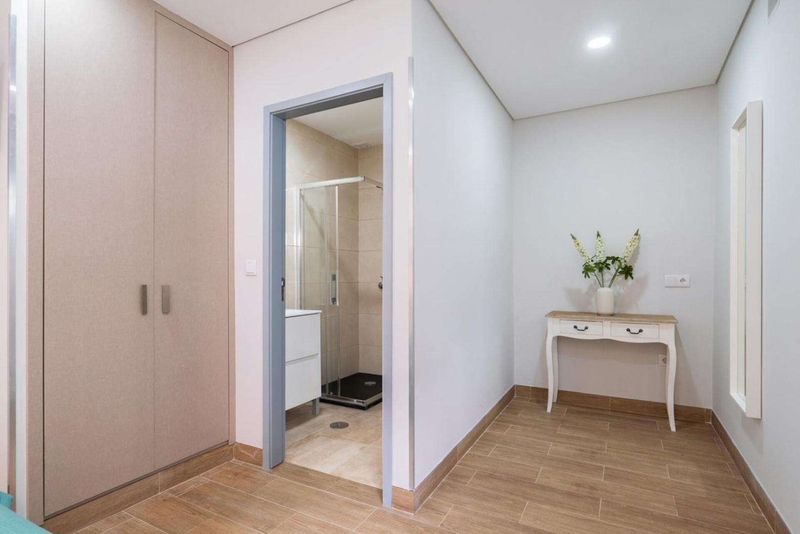 Hostwise - Charming Bright House W/ Garden *